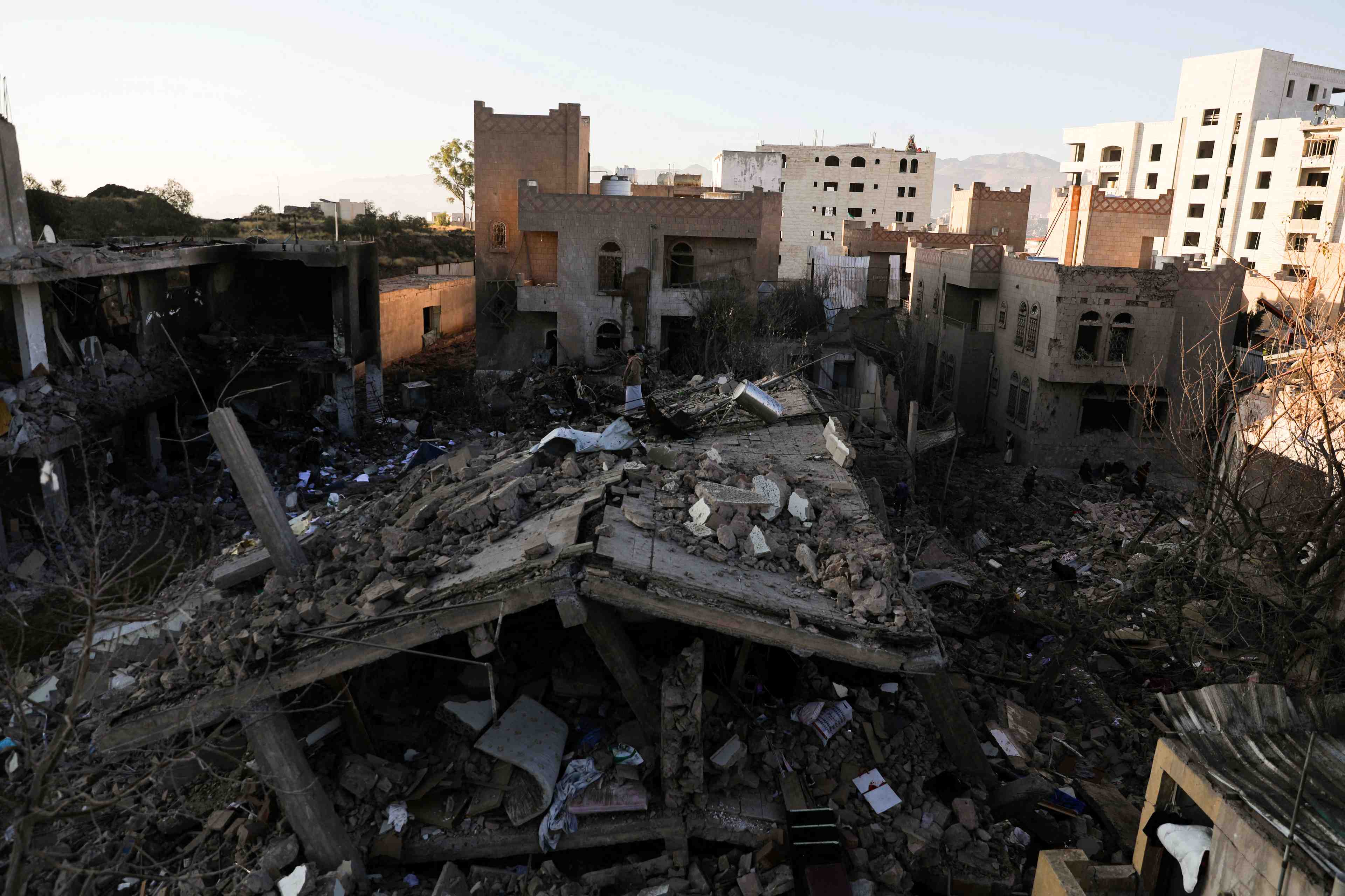 Yemen: un raid de la coalition saoudienne contre sanaa fait 14 morts, selon des temoins