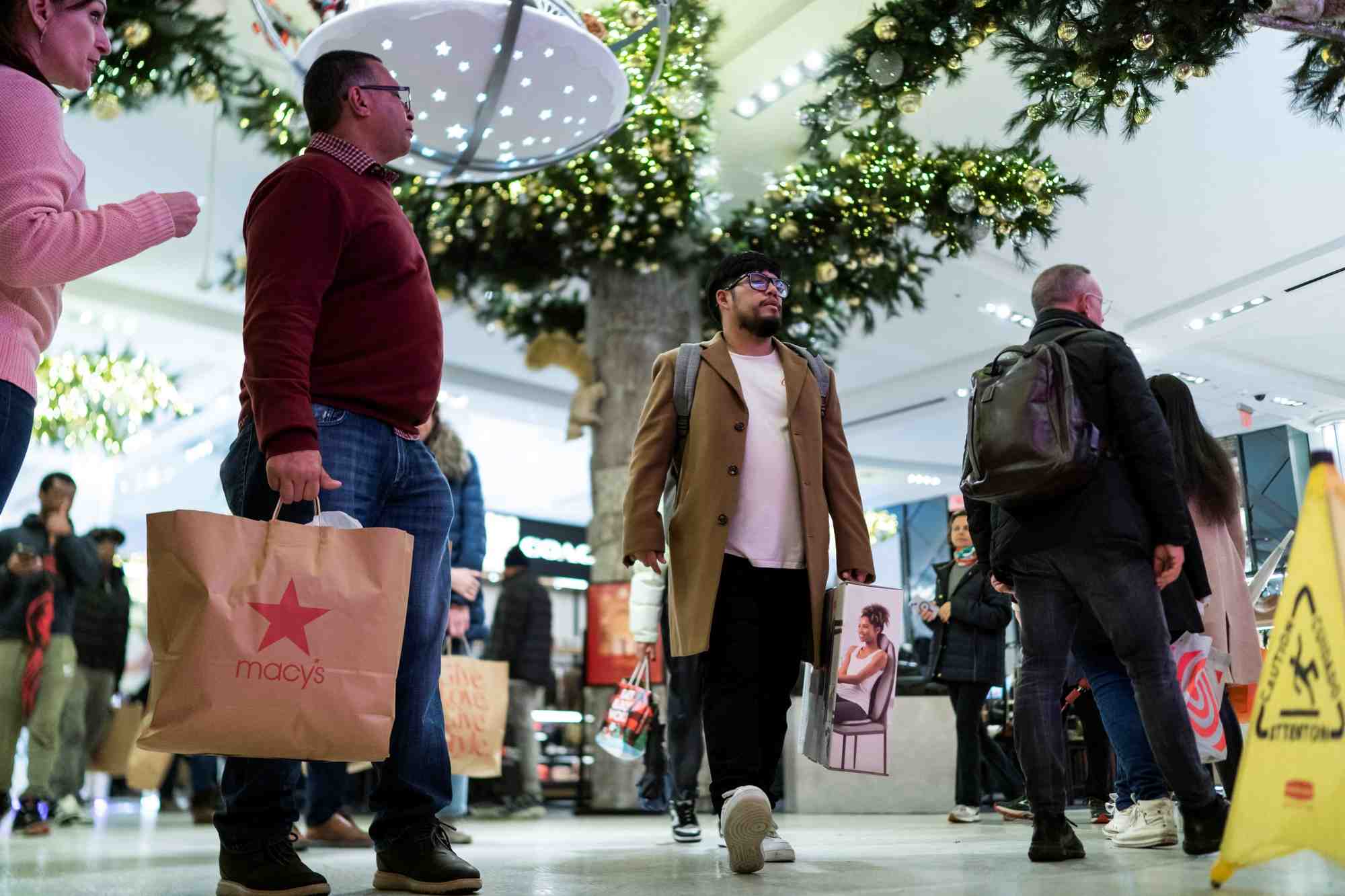 Des gens se dirigent vers l'interieur du magasin phare macy's a new york