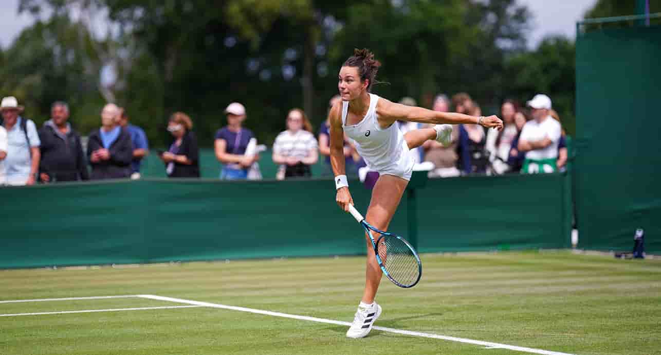 Lois Boisson contre Carson Branstine lors des qualifications de Wimbledon le 24 juin 2025, Roehampton, LONDRES, Royaume-Uni.