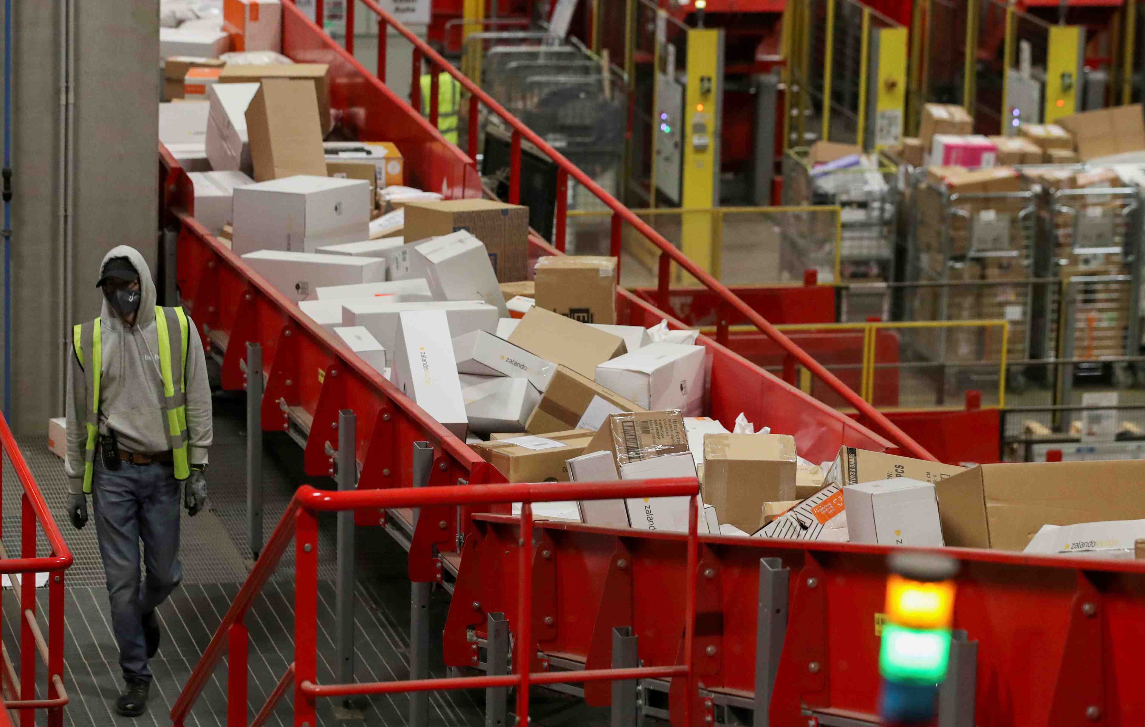 Belgique: bpost s’associe a decathlon pour gerer l’afflux record de colis