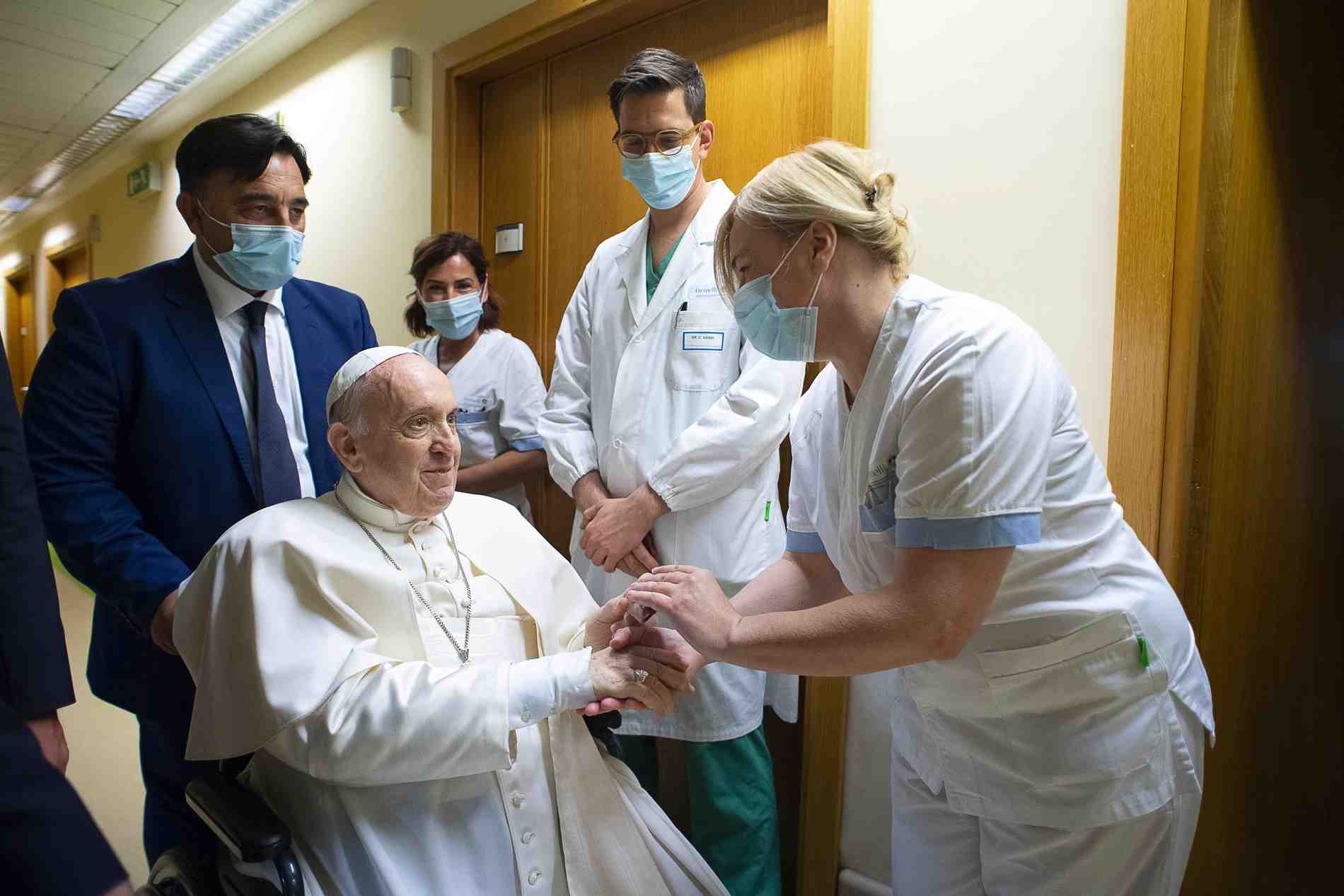 Le pape francois va rester encore quelques jours a l'hopital