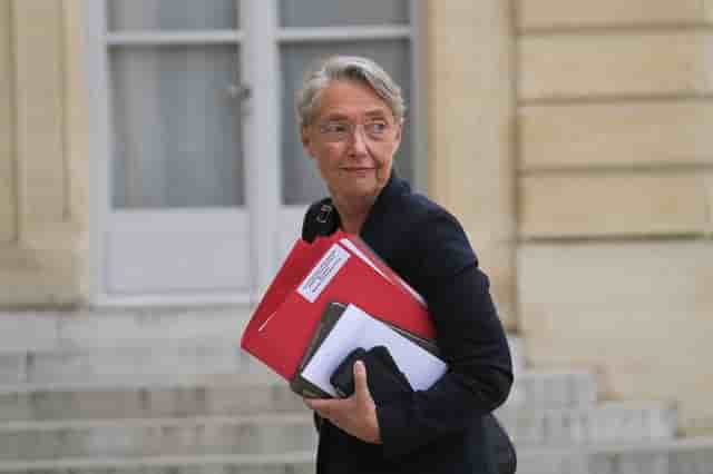 La Première ministre Elisabeth Borne dans la cour de l'Elysée ce jeudi 20 juillet.