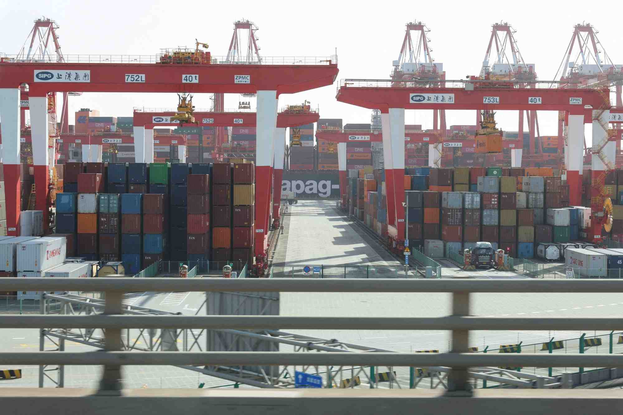 Dans le port de Yangshan, à l’extérieur de Shanghai.
