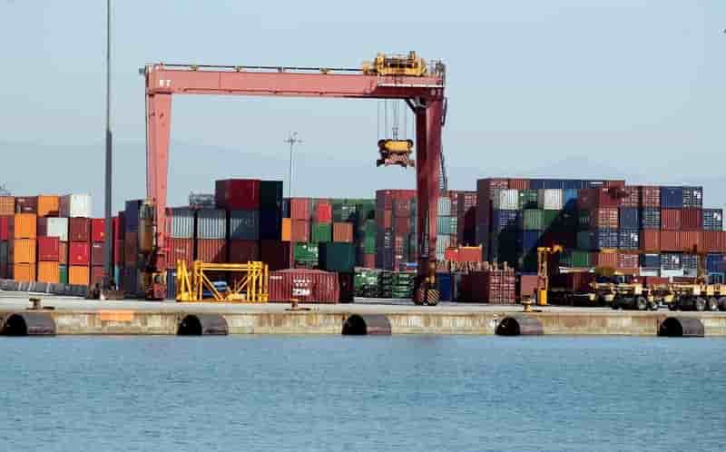 Zone euro: l'excedent commercial moins eleve que prevu en avril