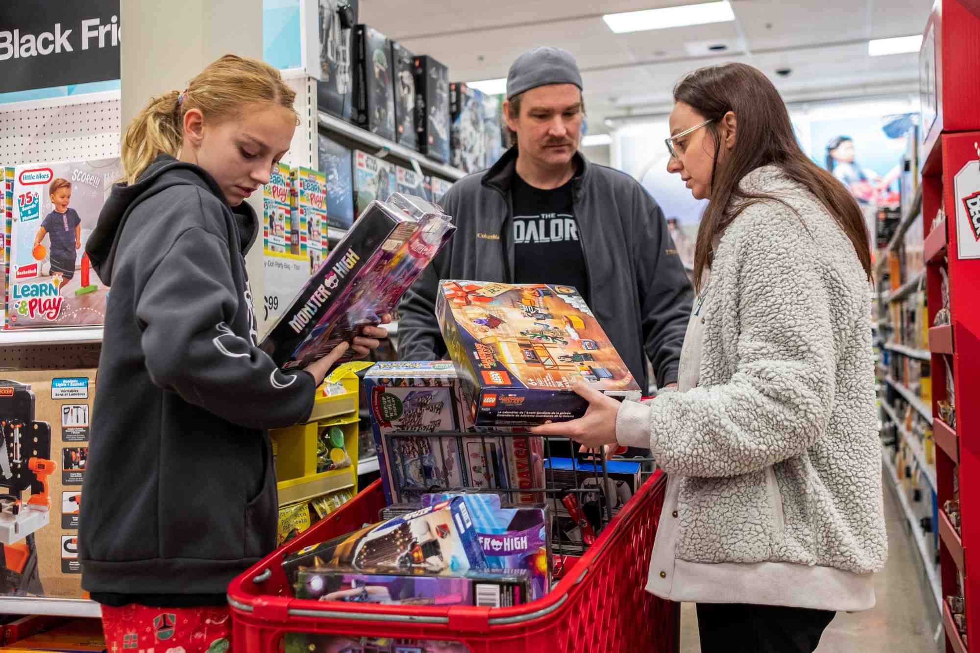 Les gens font des courses dans un magasin a chicago, etats-unis