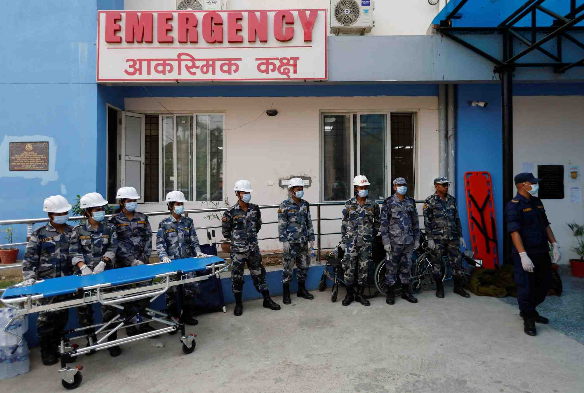L'exterieur de l'hopital en attendant les victimes du tremblement de terre a nepalgunj, au nepal