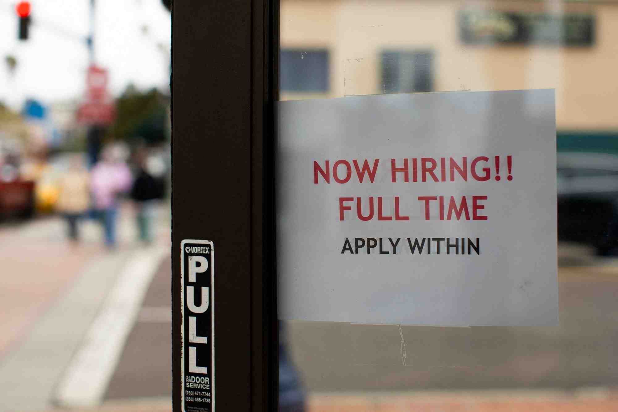 Un magasin de detail annonce un emploi a plein temps sur sa porte ouverte a oceanside, californie