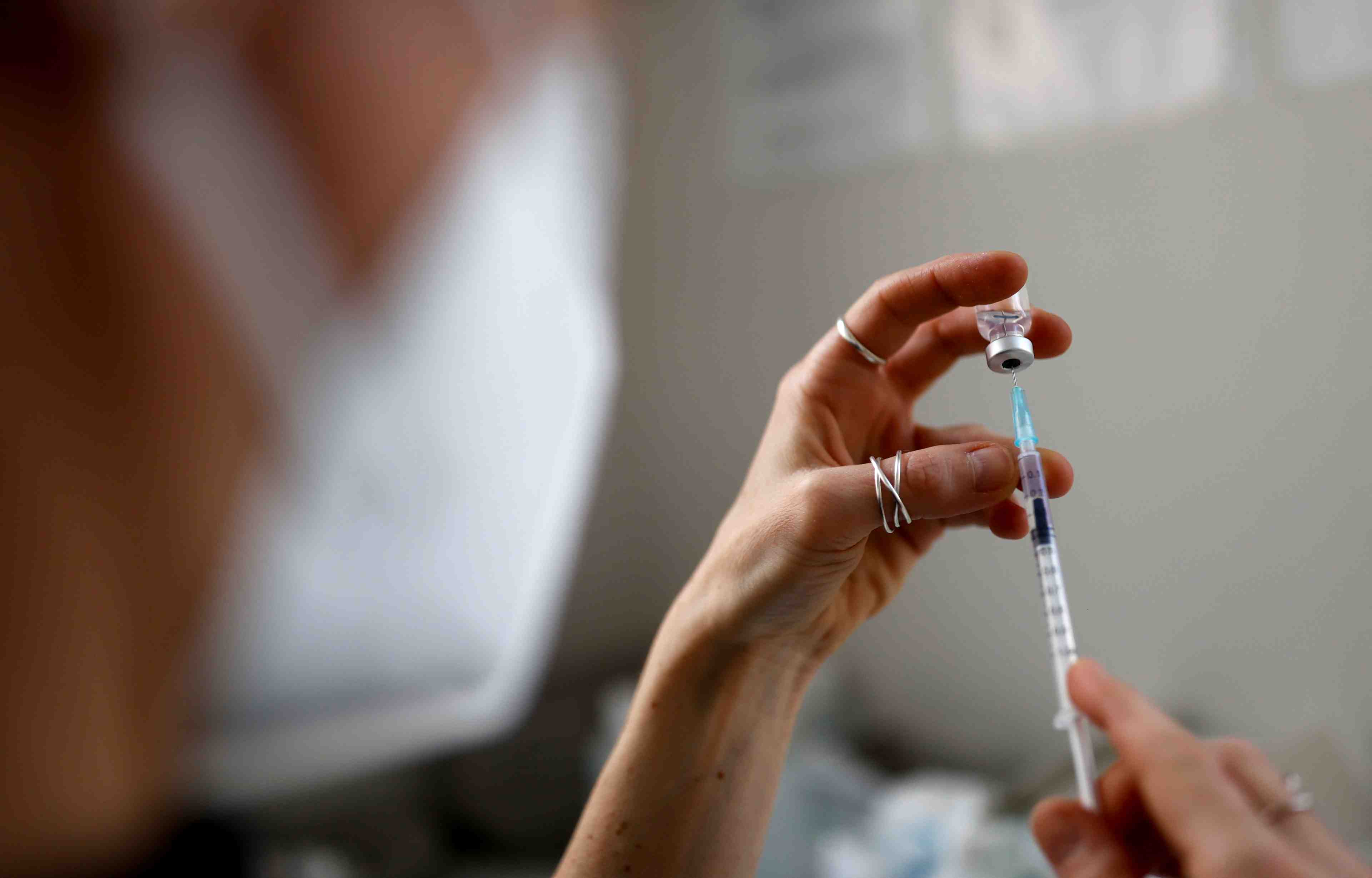 France/coronavirus: "les medecins ont de quoi vacciner", dit castex