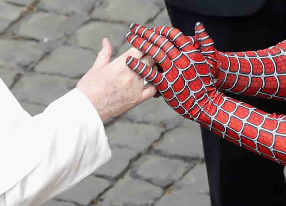 A rome, spiderman s'invite a l'audience papale