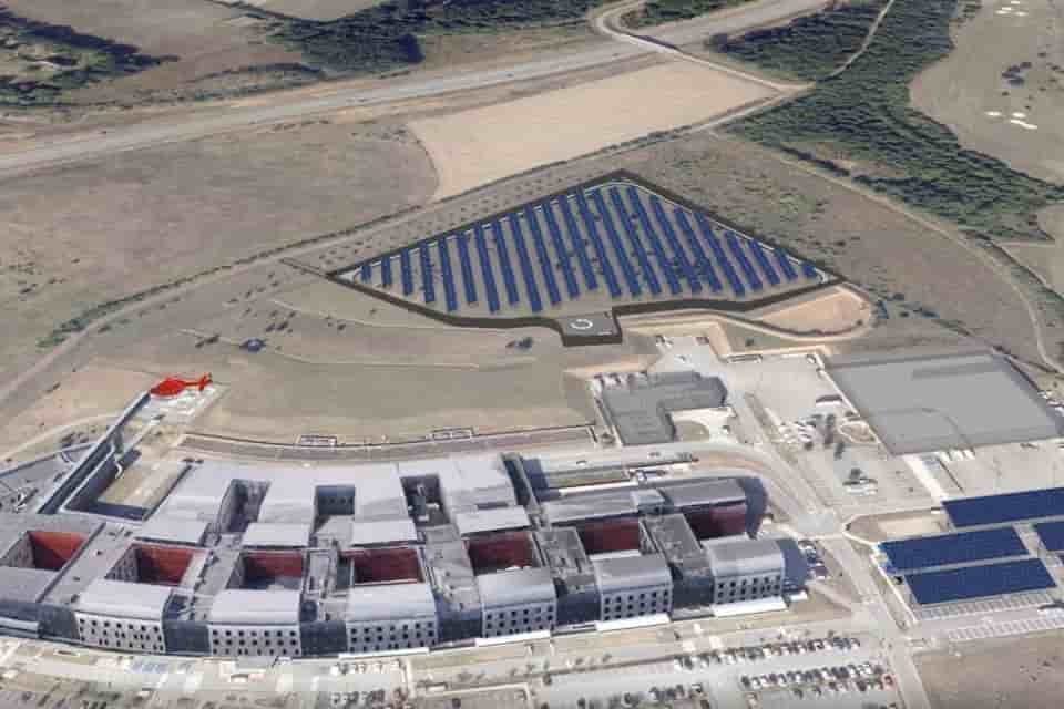 Construite par Idex, la future centrale sera équipée de panneaux anti-reflets pour ne pas éblouir les pilotes atterrissant sur l'héliport de l'hôpital.