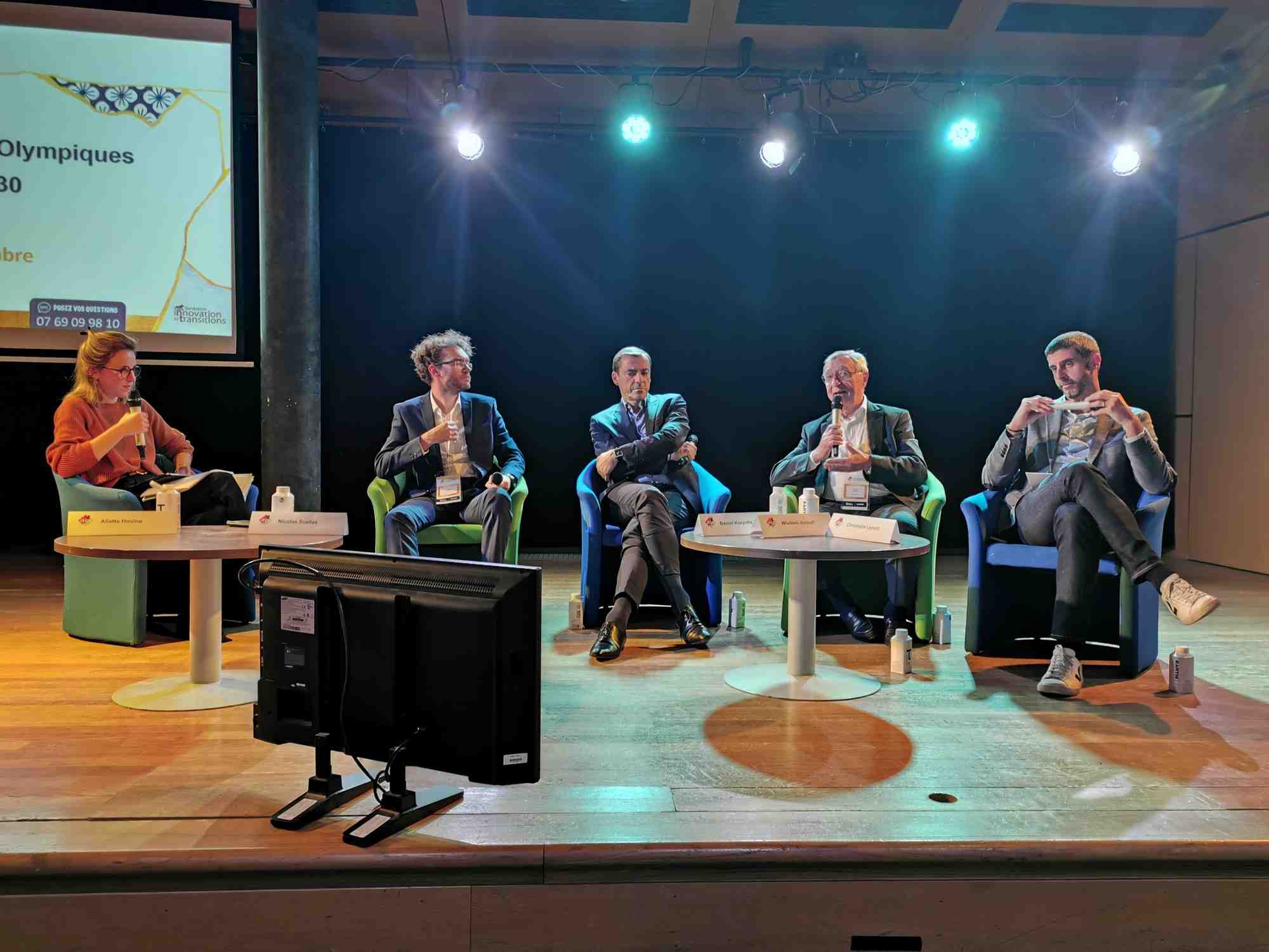 La conférence, animée par la journaliste Aliette Hovine (à gauche), réunissait de gauche à droite : Nicolas Scelles, chercheur auprès de la Business School of Manchester Metropolitan University, Daniel Karyotis, directeur général de la Banque Populaire ARA, Wladimir Andreff, professeur honoraire de Sciences économiques à l'Université Paris 1 Panthéon Sorbonne et Christophe Lepetit, chargé d'études économiques au Centre de droit et d'économie du sport de Limoges.
