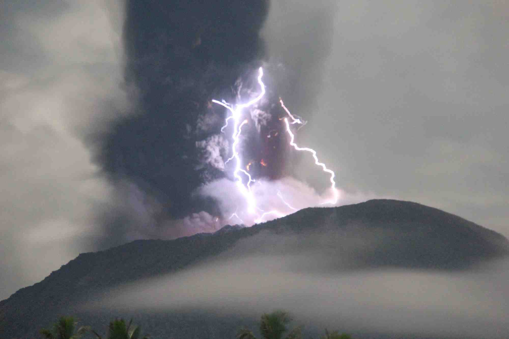 Photo d'un volcan qui est entre en eruption sur l'ile de halmahera, situee dans le nord-est de l'indonesie