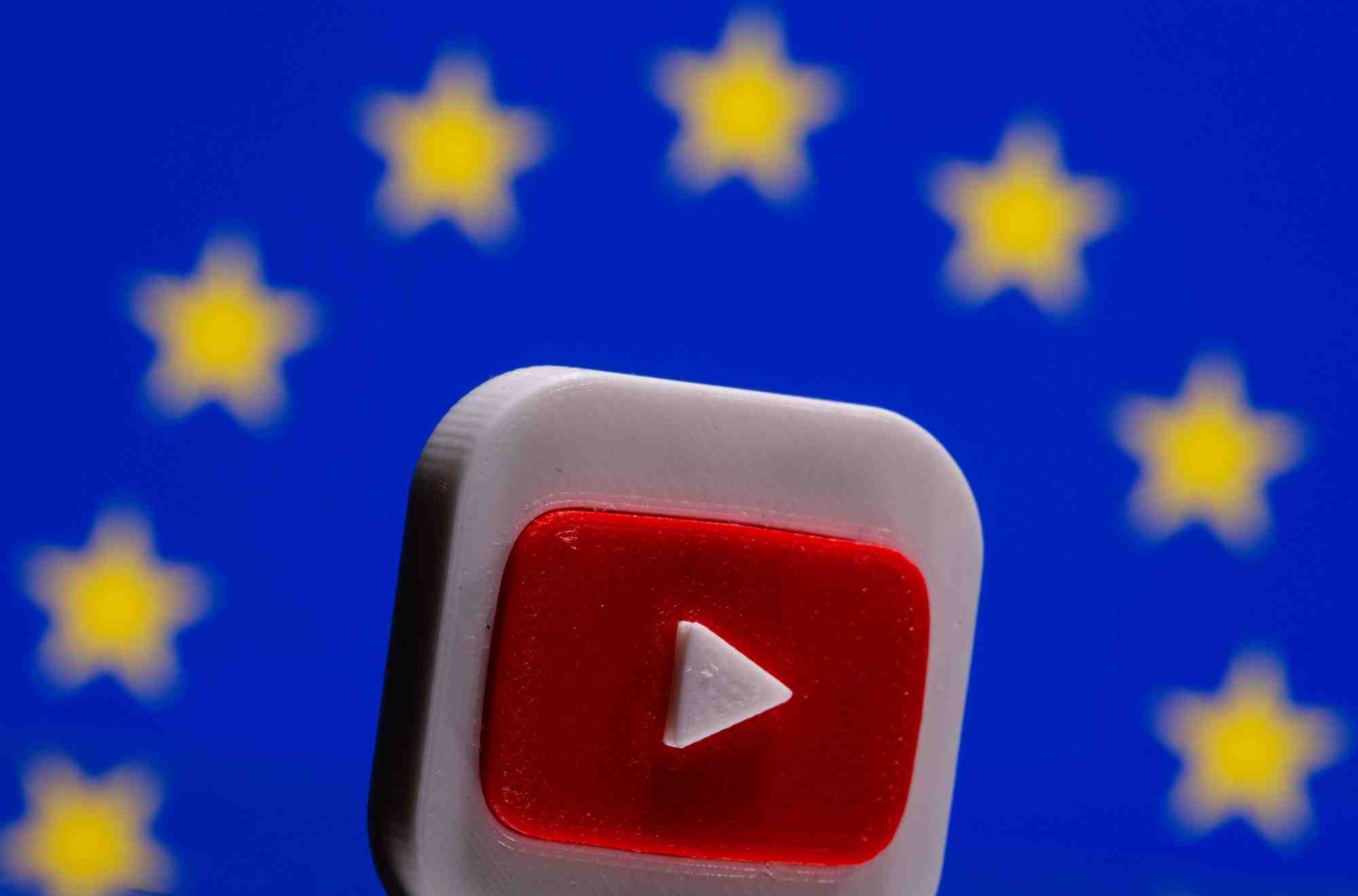 Illustration du logo youtube imprime en 3d devant un drapeau de l'union europeenne