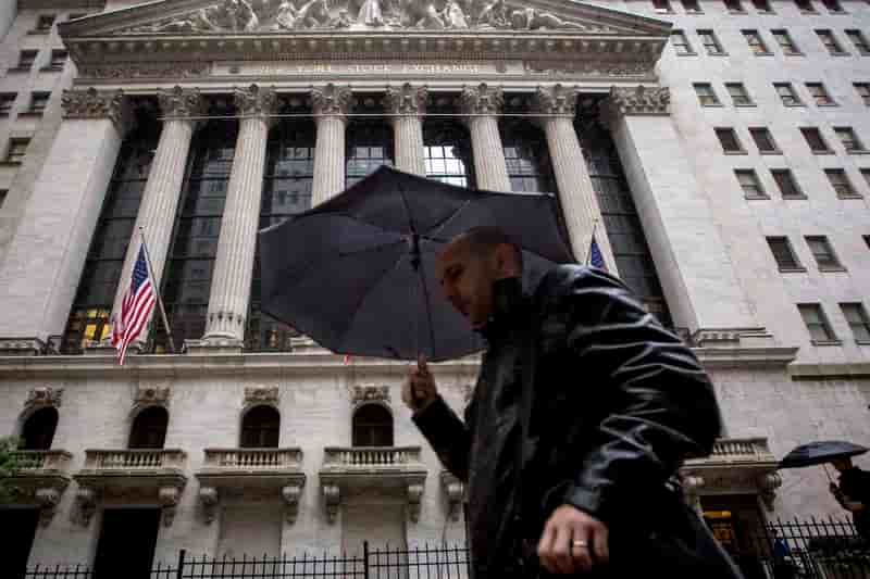 Wall Street marque une pause après une pluie de records