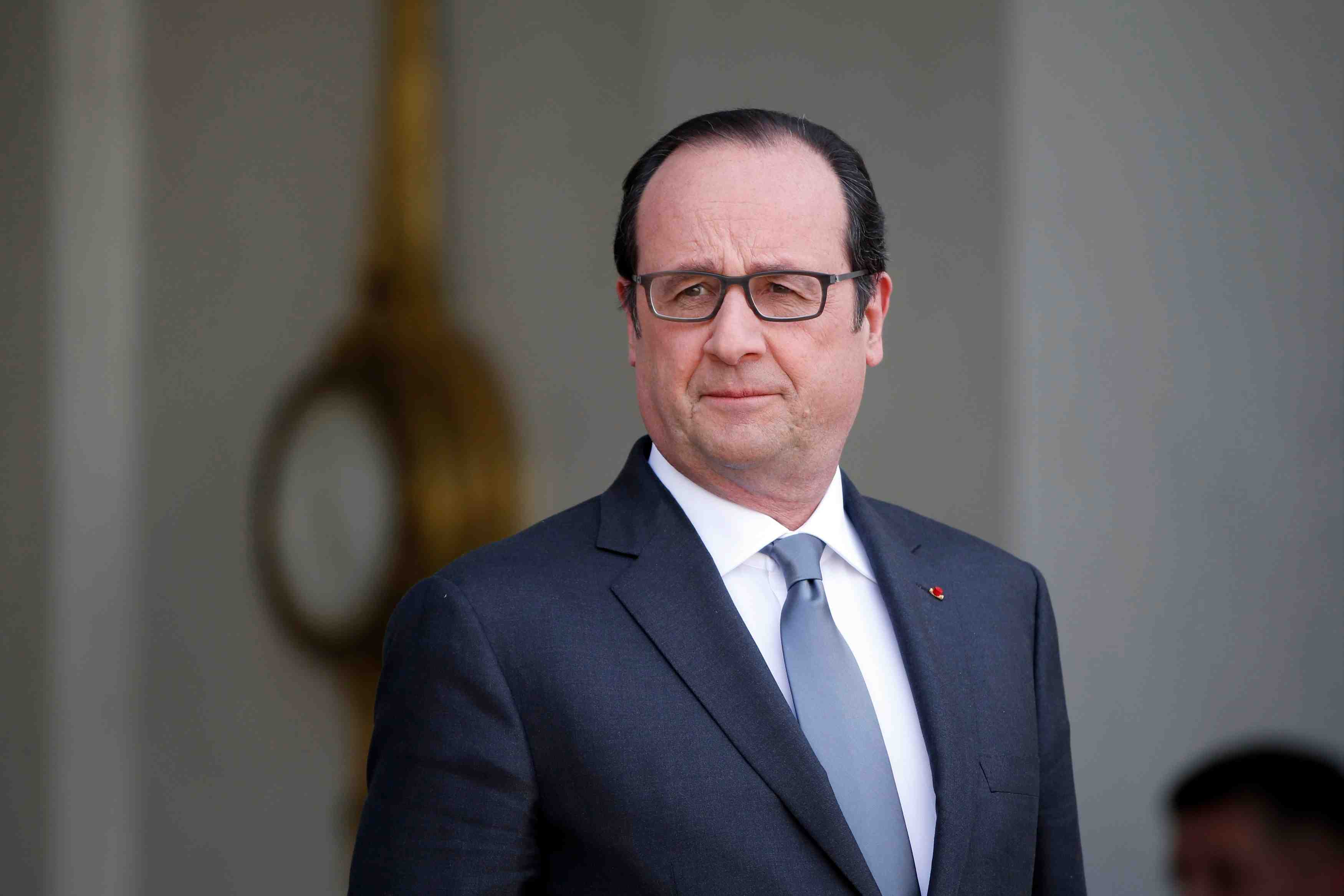 Francois hollande en baisse de 4 points dans le barometre opinionway