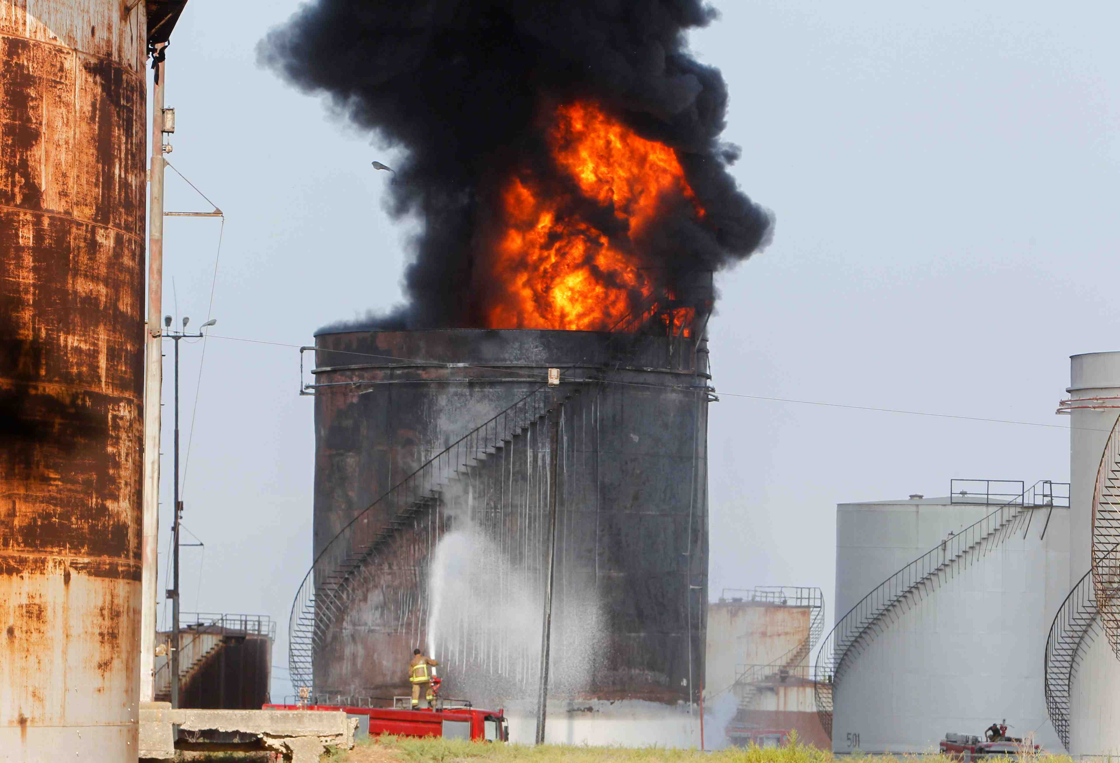 Liban: un reservoir d'essence d'une installation petroliere prend feu