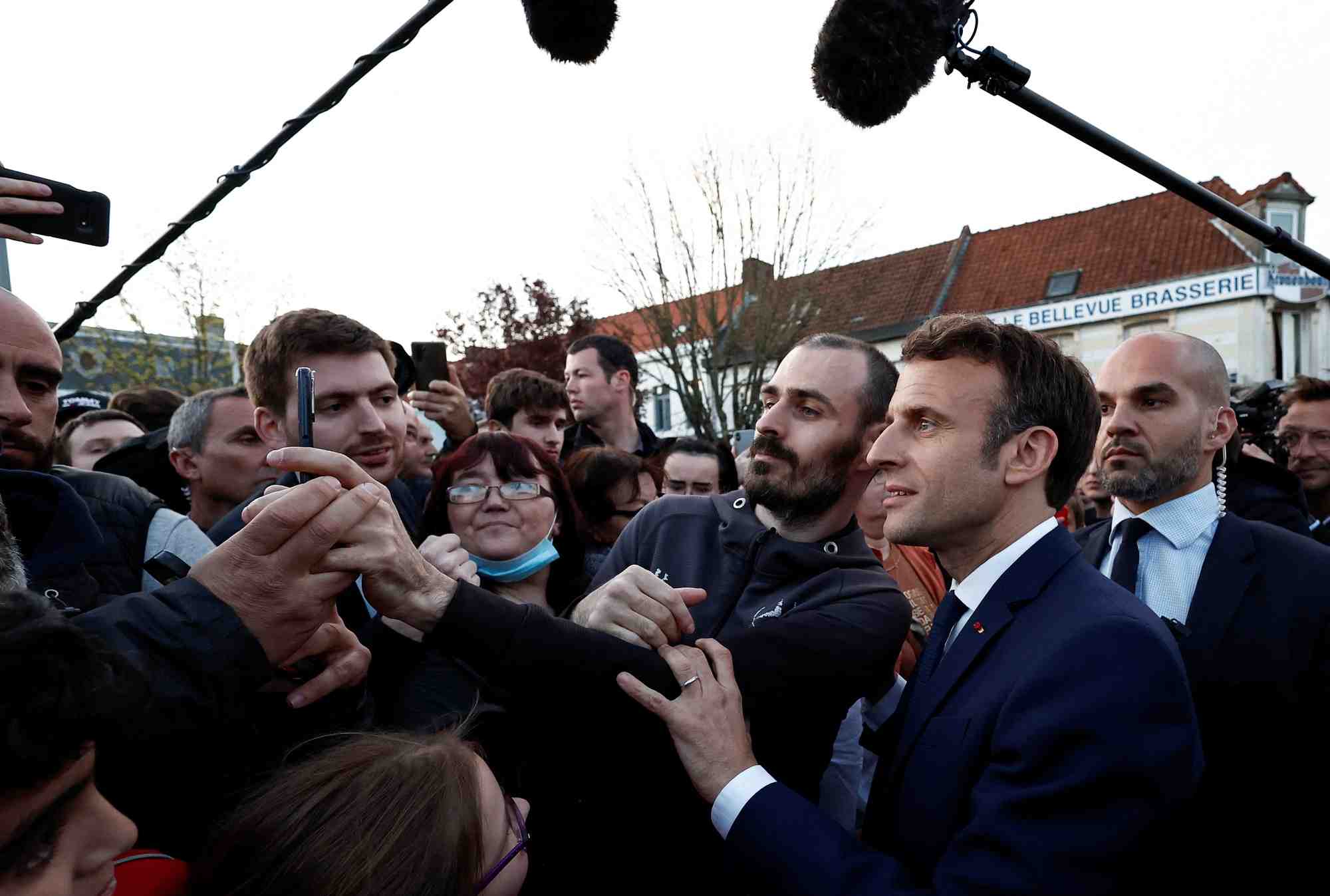 Entre ouverture sur les retraites et soutien de sarkozy, macron sur la corde raide