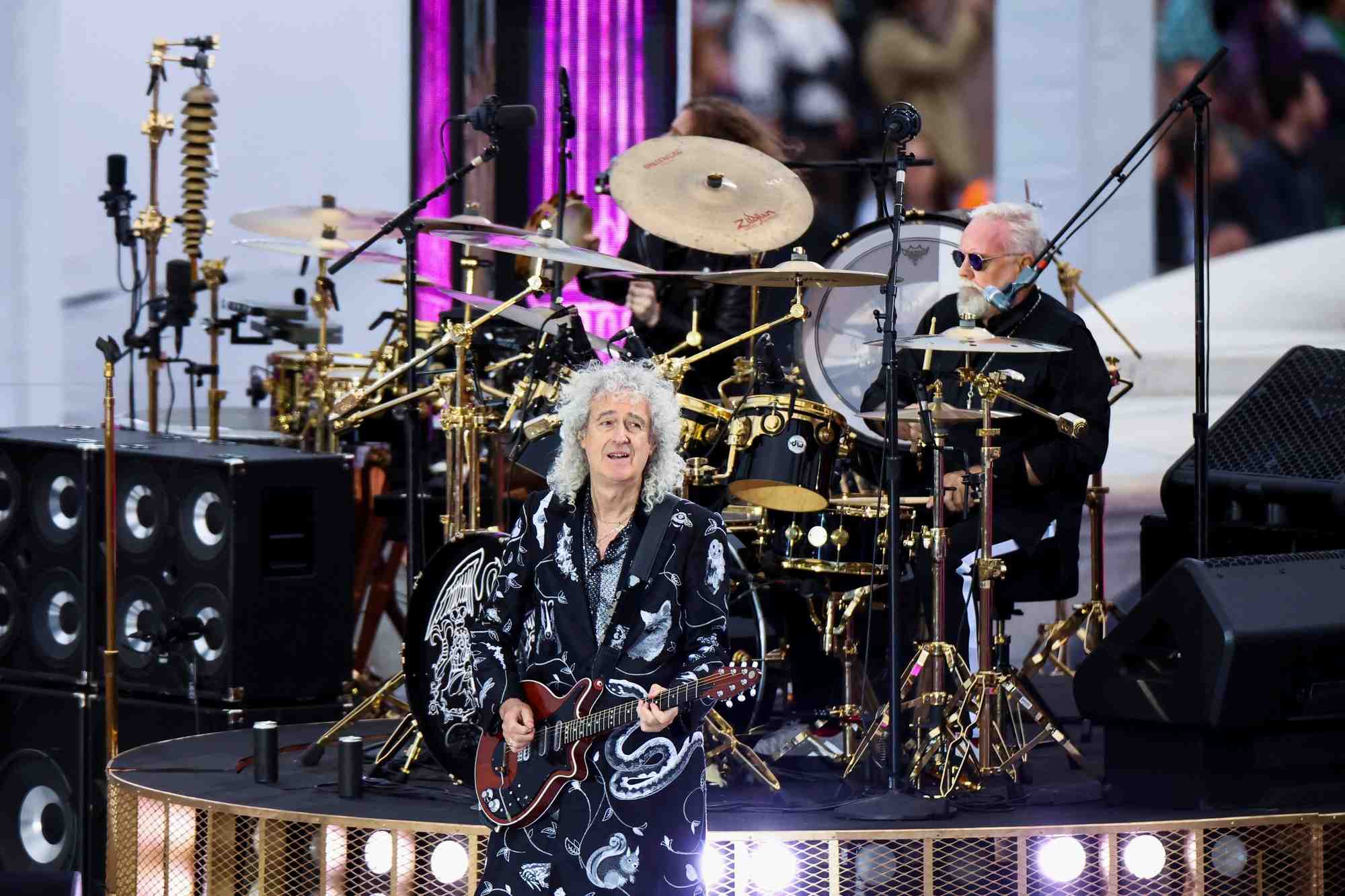 Brian may du groupe queen joue de la guitare