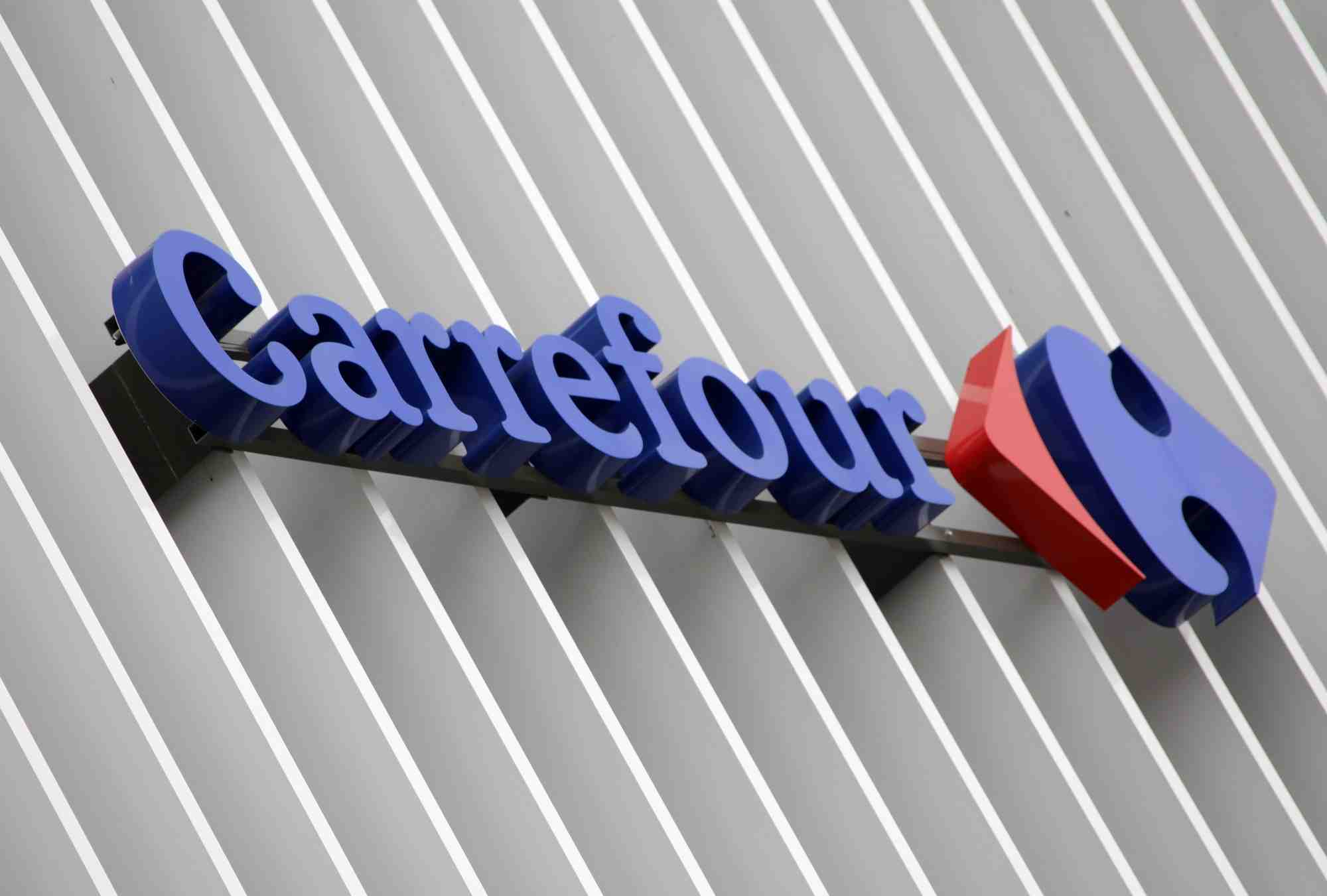 Le logo de carrefour est visible dans un hypermarche carrefour a nice