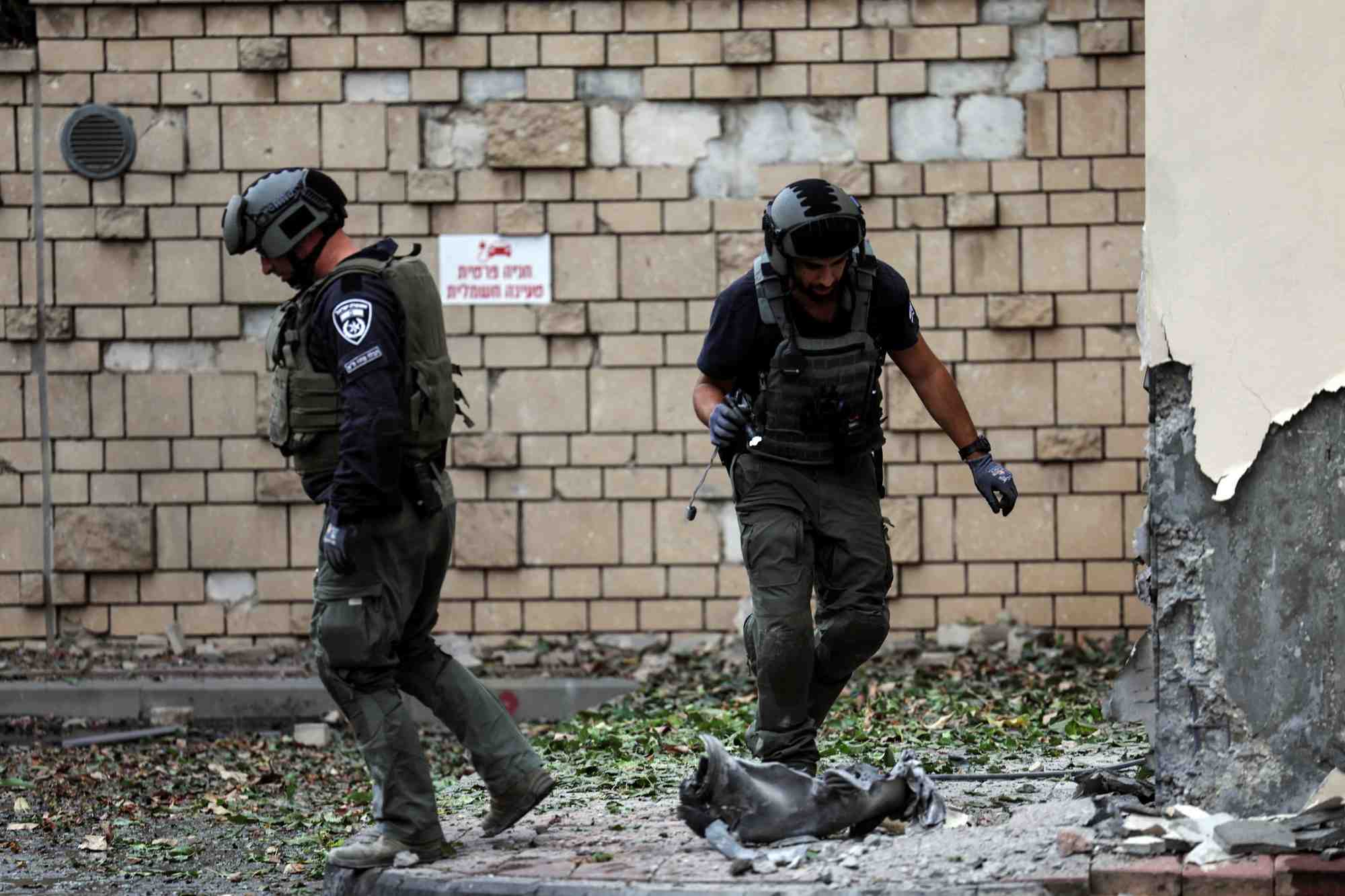 La police israelienne inspecte les degats a ashkelon, en israel
