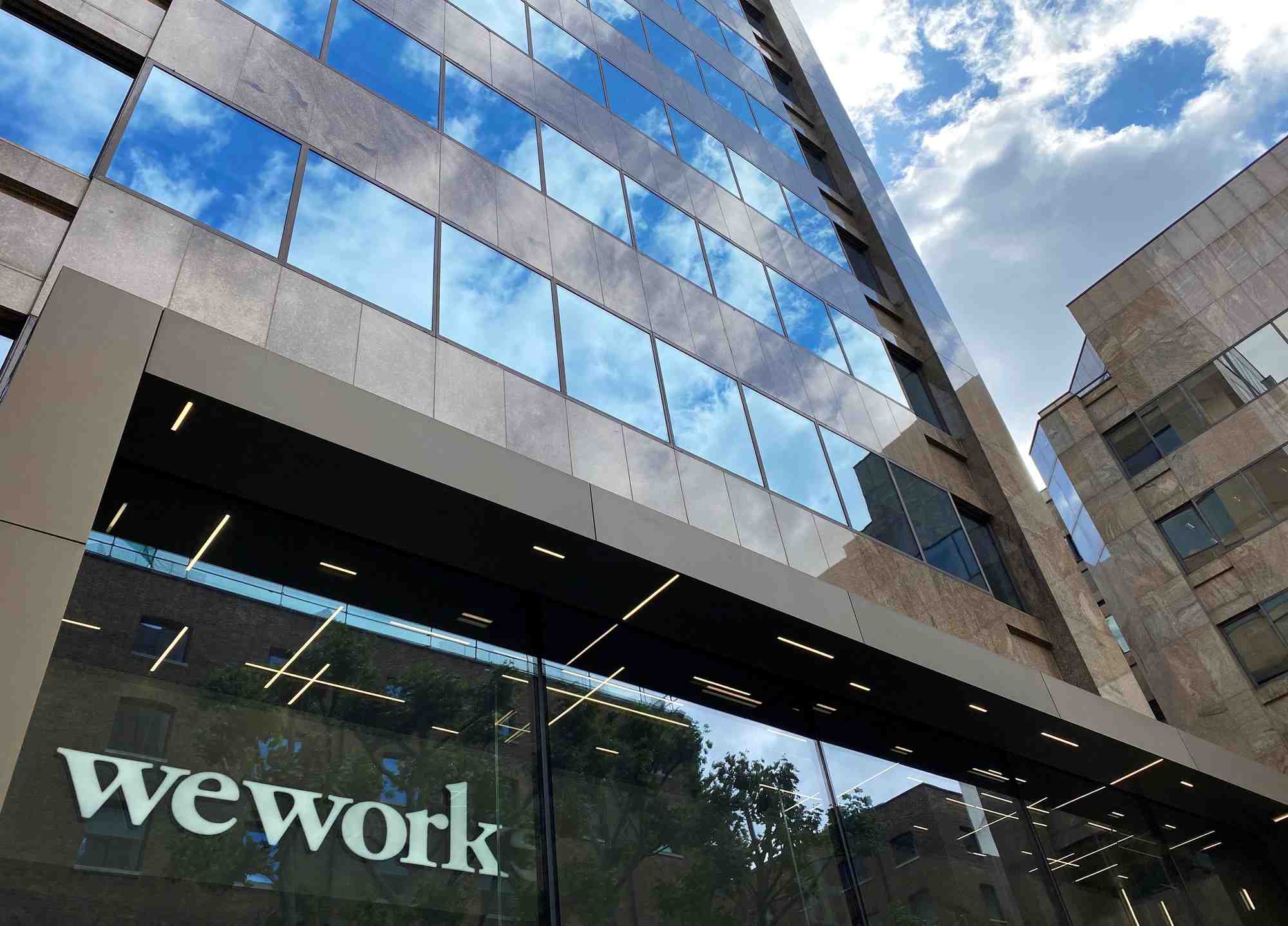 Photo d'archives: le logo de wework est visible dans la fenetre d'un immeuble de bureaux a londres