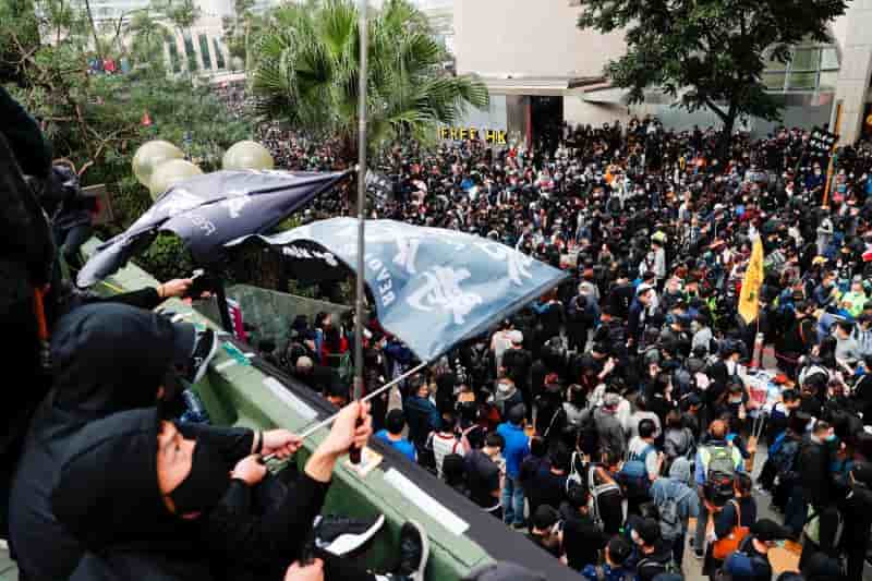 Hong kong: un chef de file des manifestants arrete apres des echauffourees