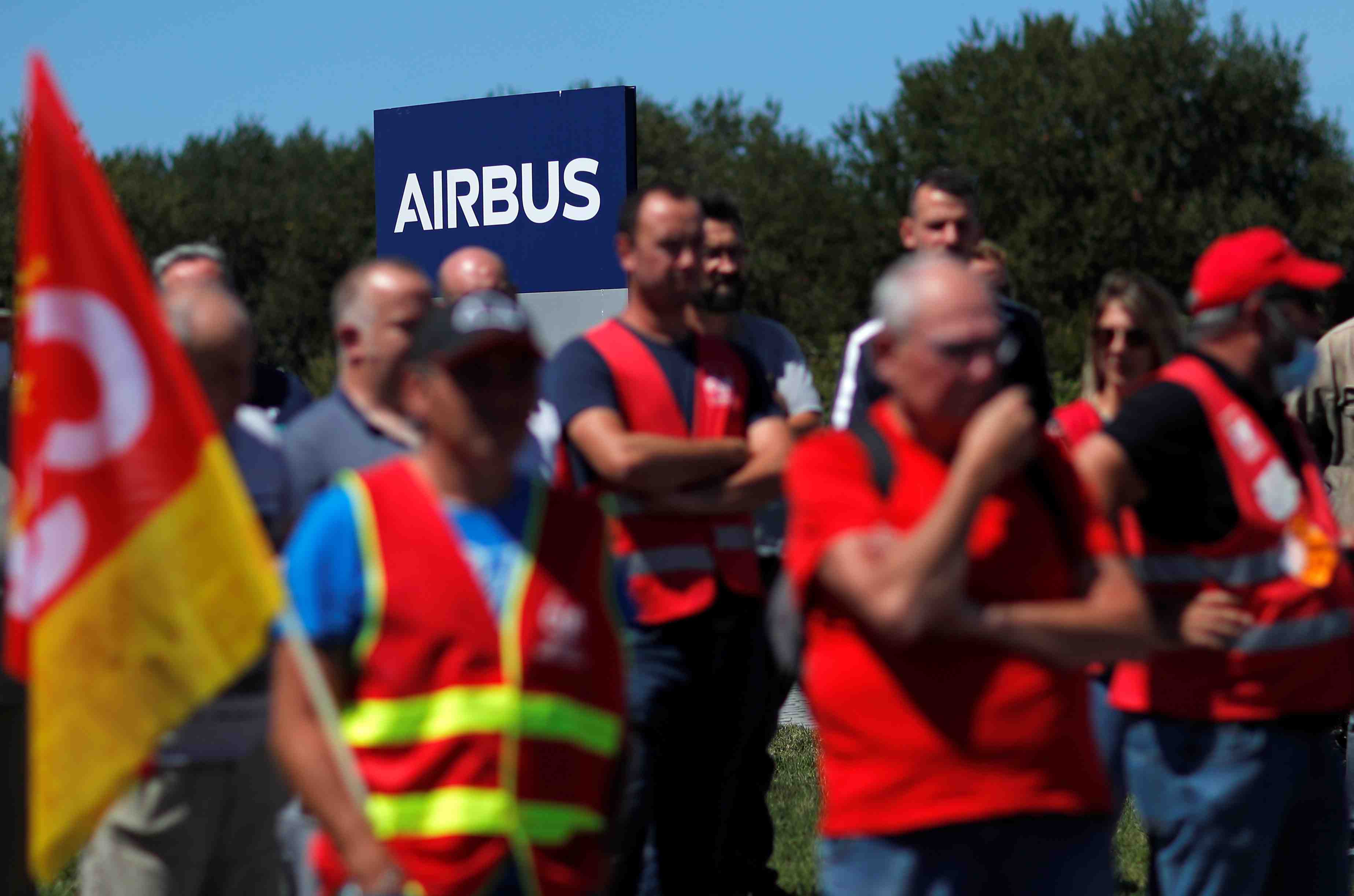 Les salaries d'airbus en greve a toulouse contre les suppressions de postes