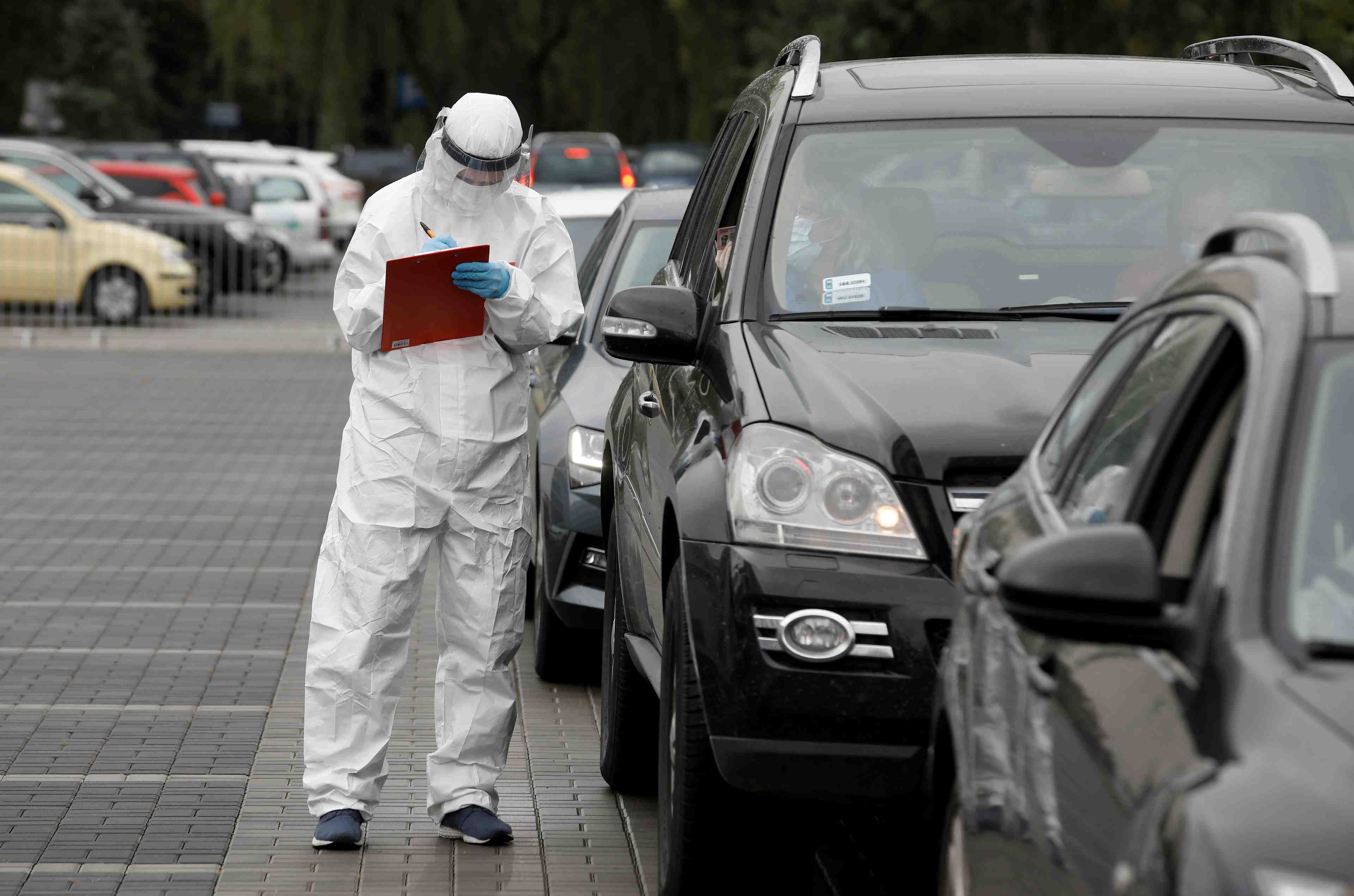 Coronavirus: debordee, la pologne installe un hopital temporaire a varsovie