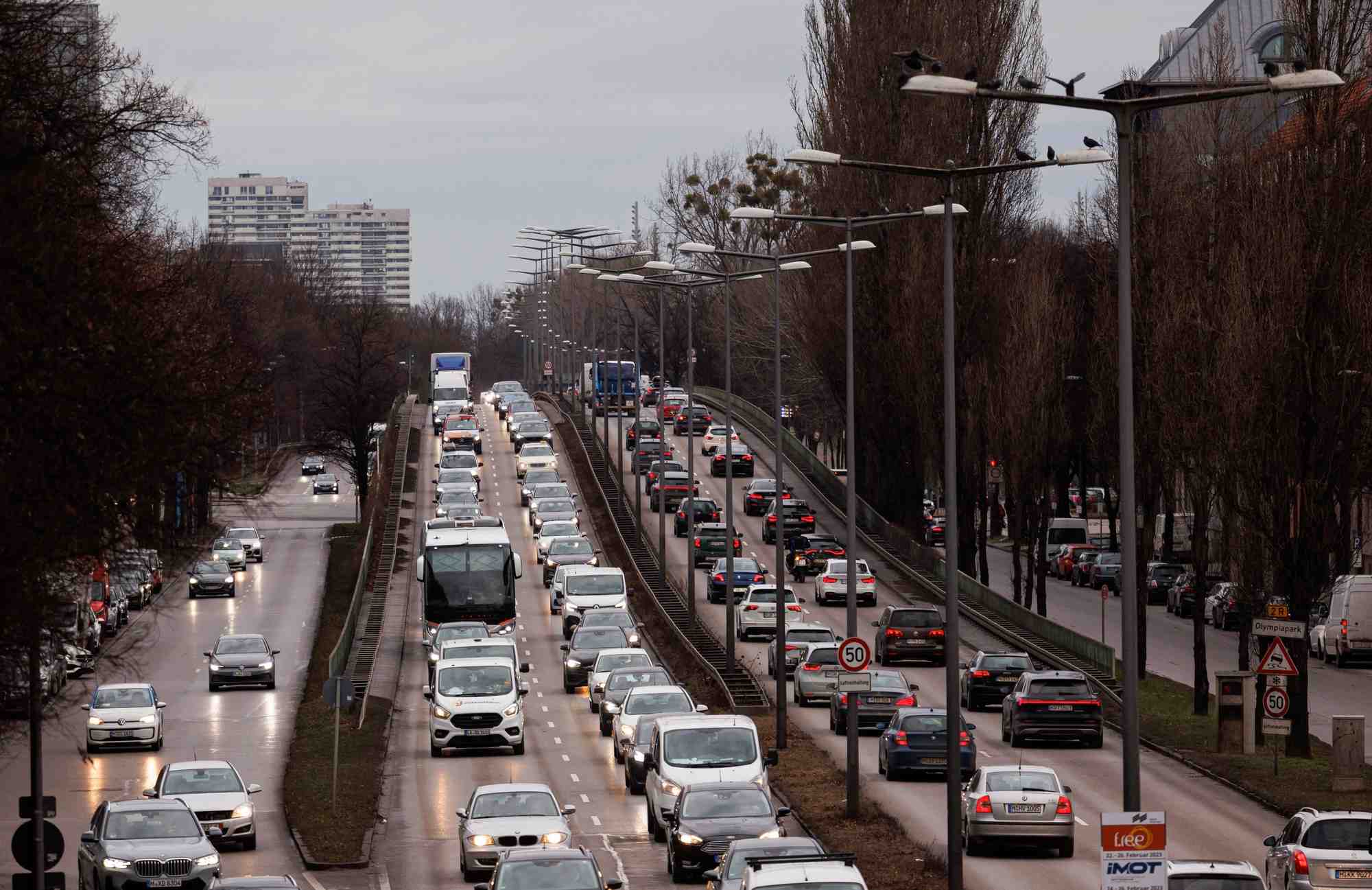 Des voitures circulent sur le mittlerer ring a munich