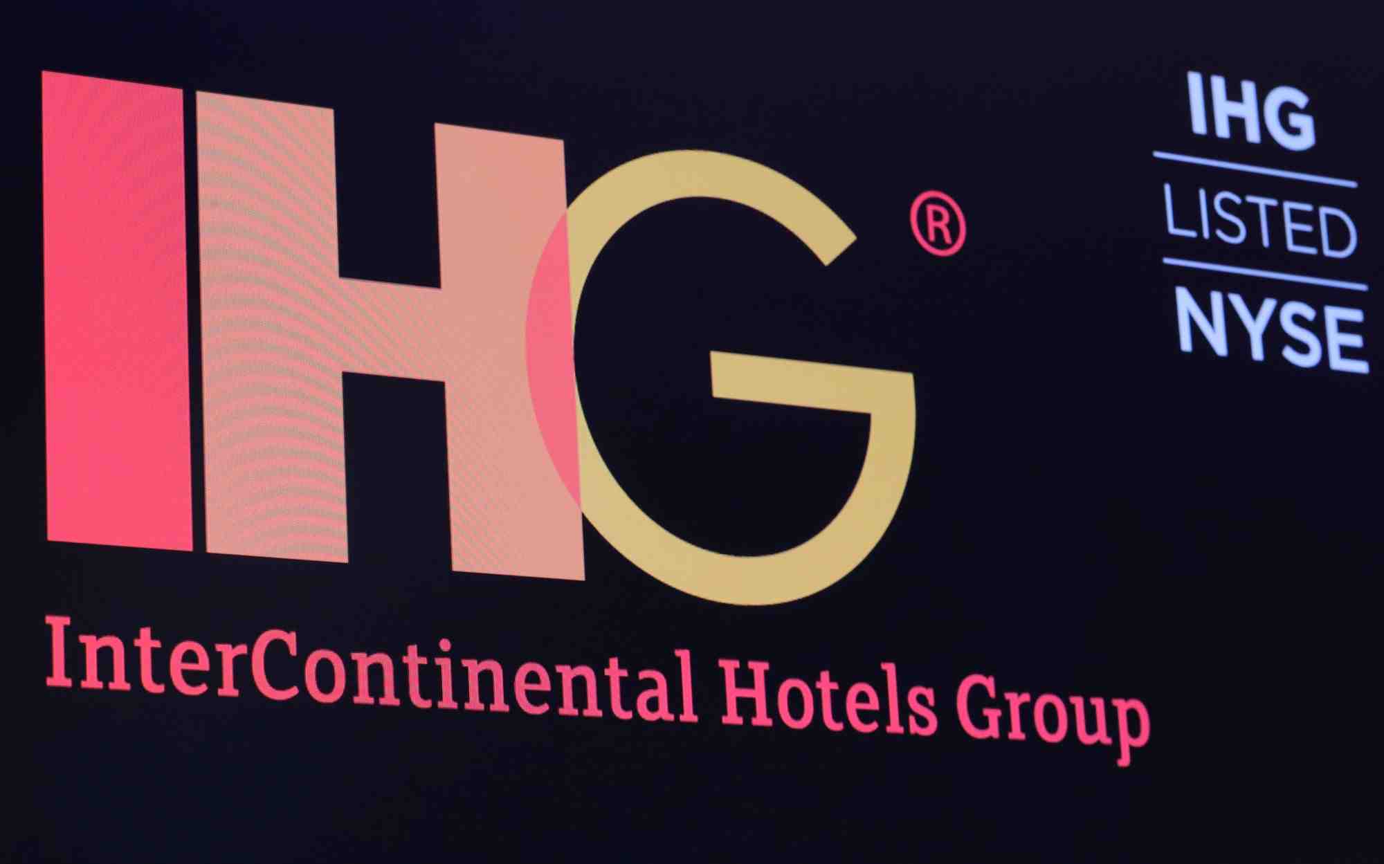 Le symbole boursier et le logo de la societe intercontinental hotels group sont affiches sur un ecran sur le parquet de la bourse de new york