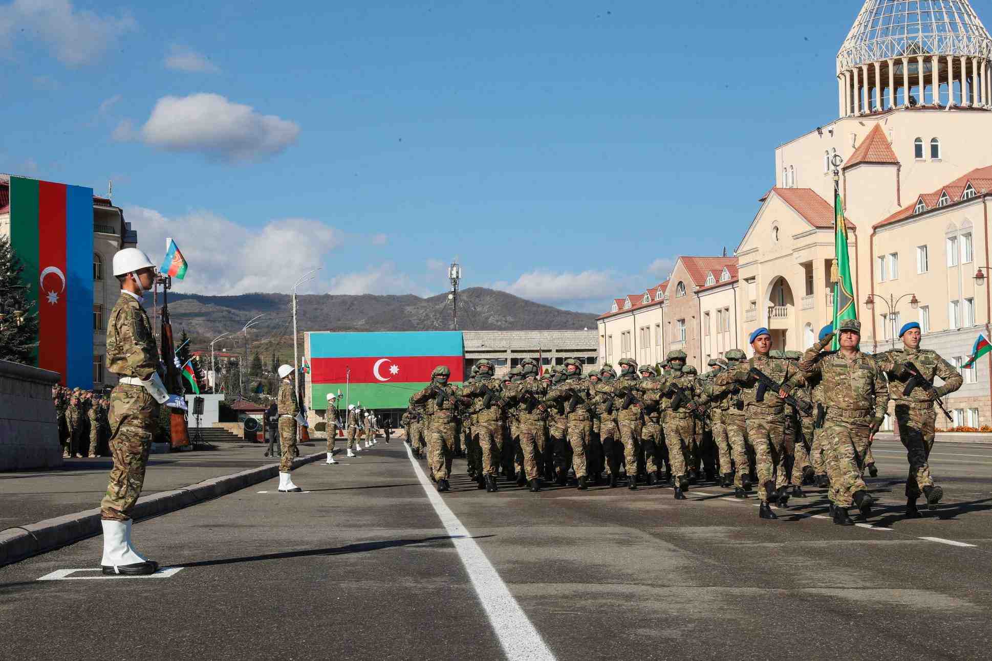 Les forces armees azerbaidjanaises participent a un defile