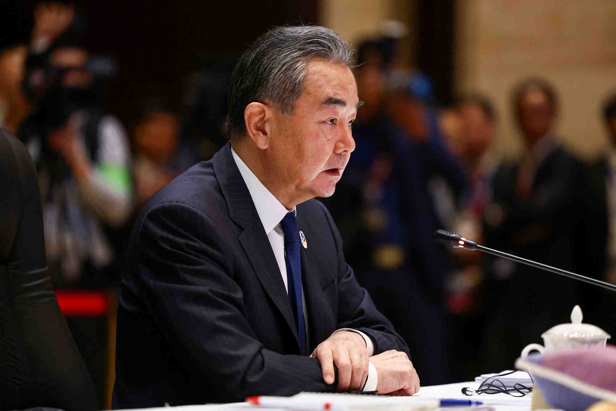 Le ministre chinois des affaires etrangeres wang yi lors de la 57e reunion des ministres des affaires etrangeres de l'asean, a vientiane