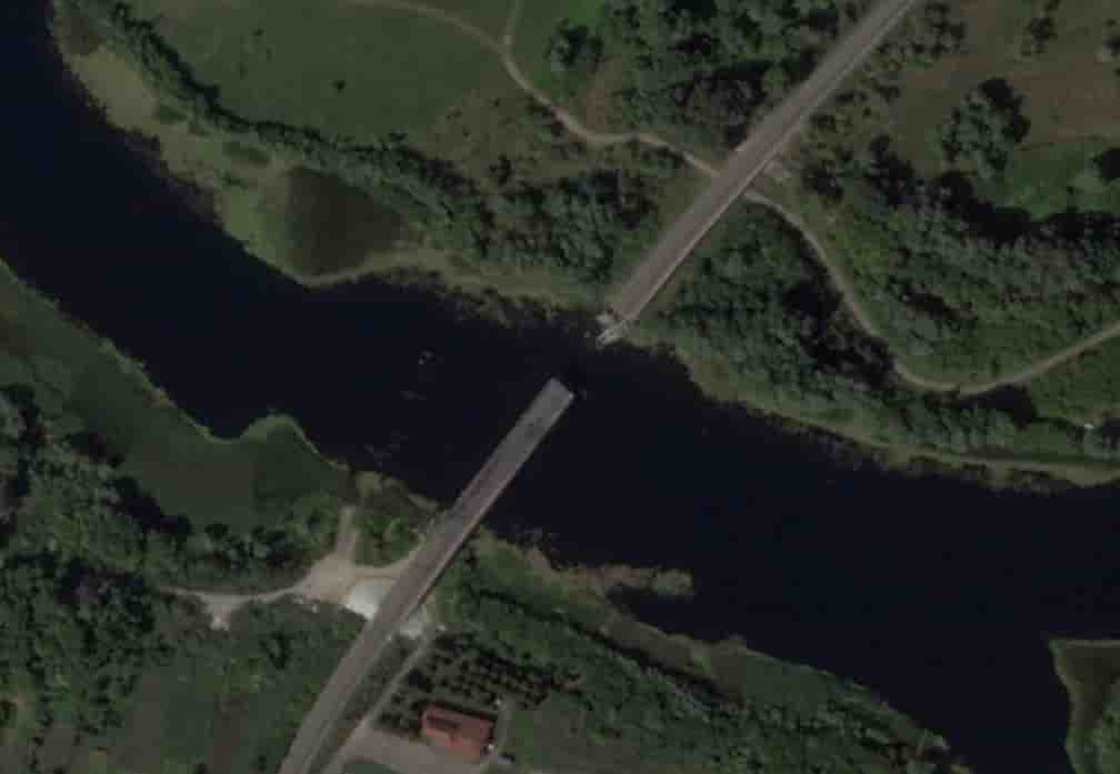 Une image satellite montre un pont effondre sur la riviere seym dans le district de glushkovo