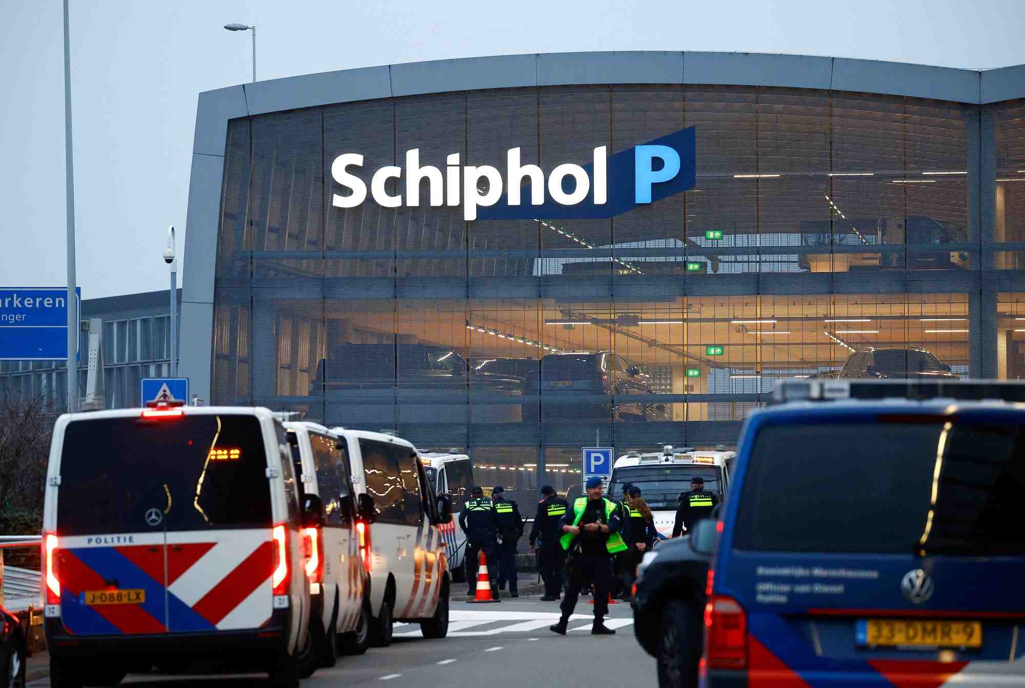 La police travaille a l'aeroport schiphol d'amsterdam, suite aux violences visant les supporters d'une equipe de football israelienne, a amsterdam