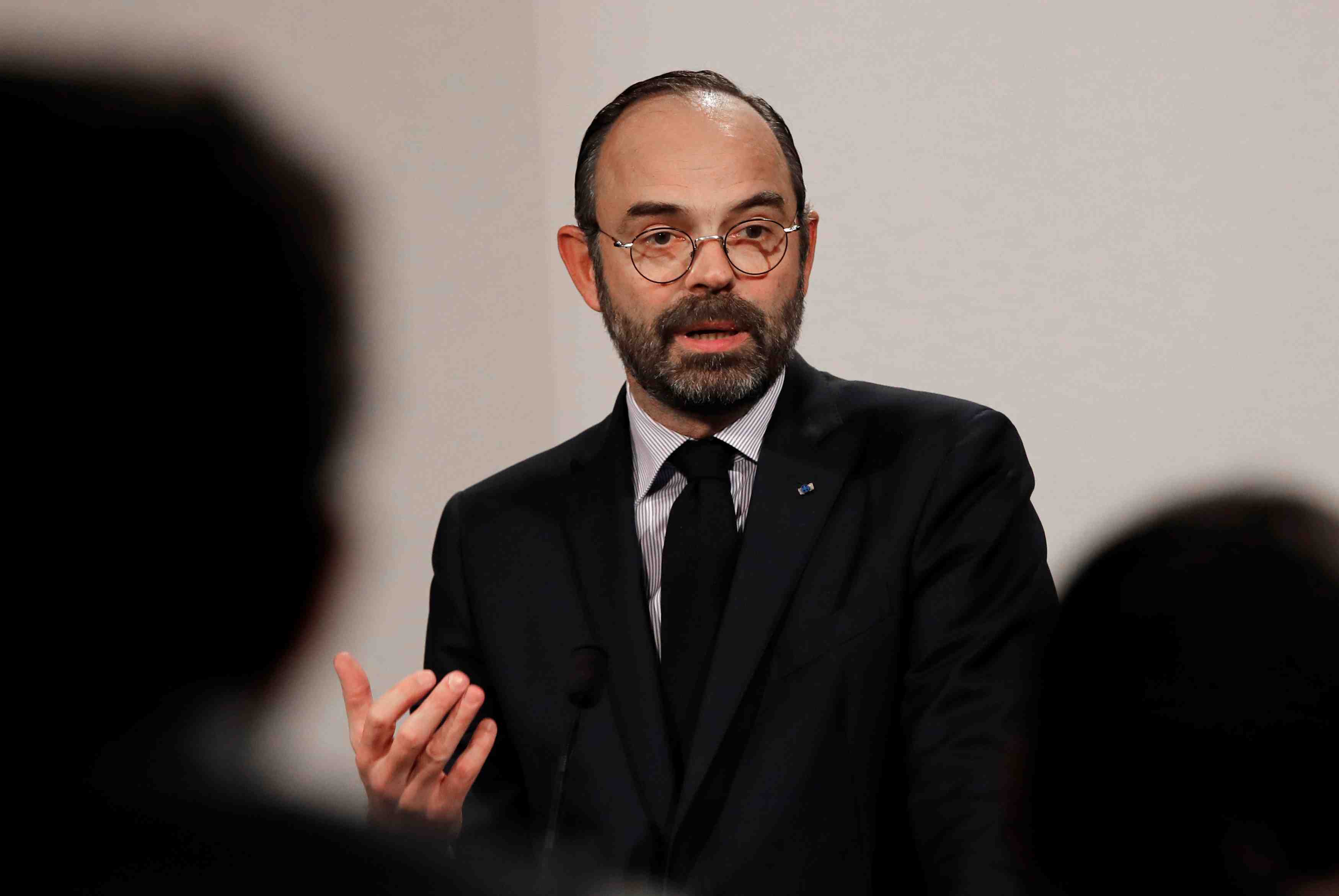 Philippe vivement interpelle lors d'un debat televise