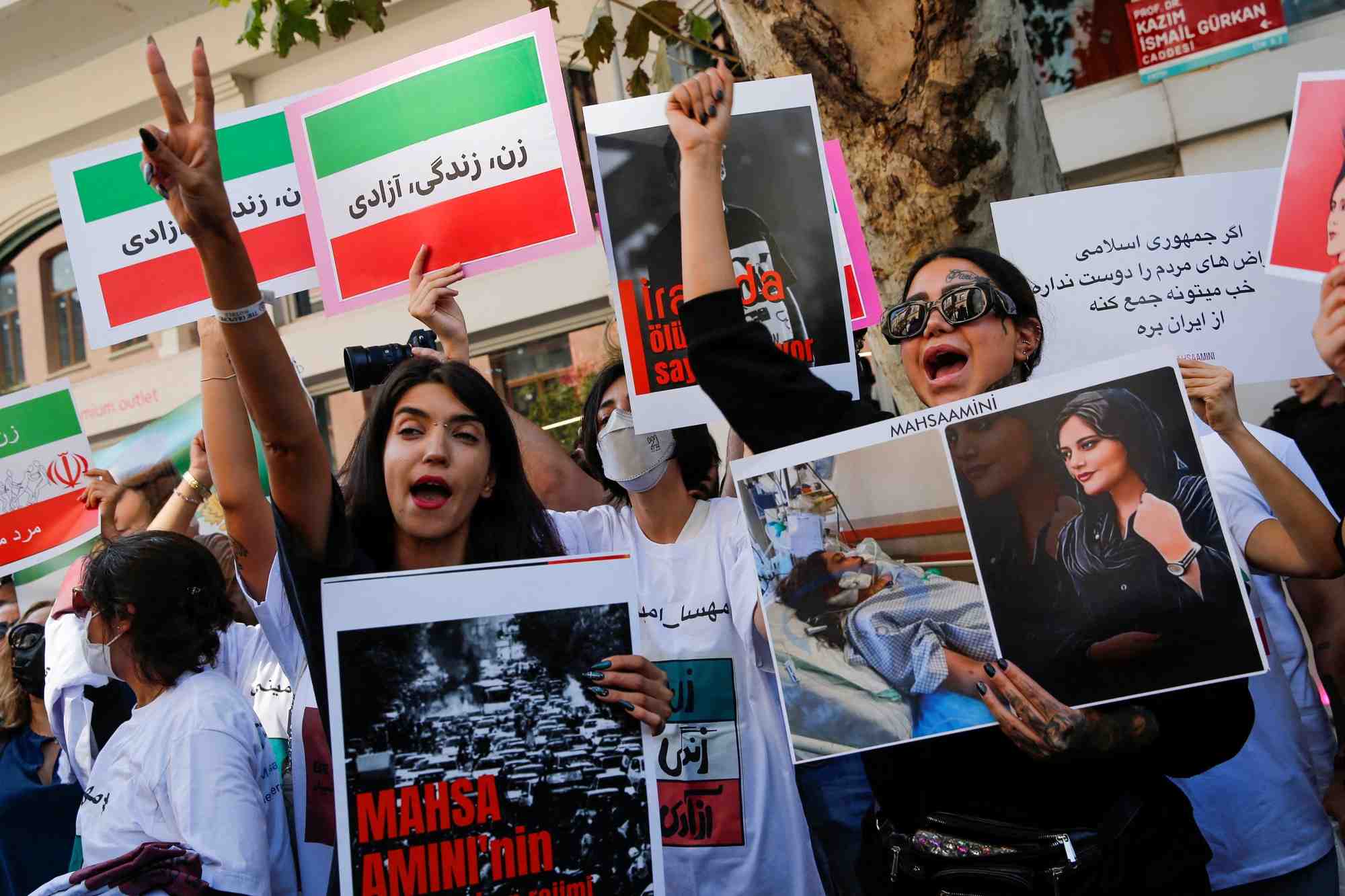 Des manifestants lors d'une manifestation pres du consulat iranien a istanbul suite a la mort de mahsa amini en iran