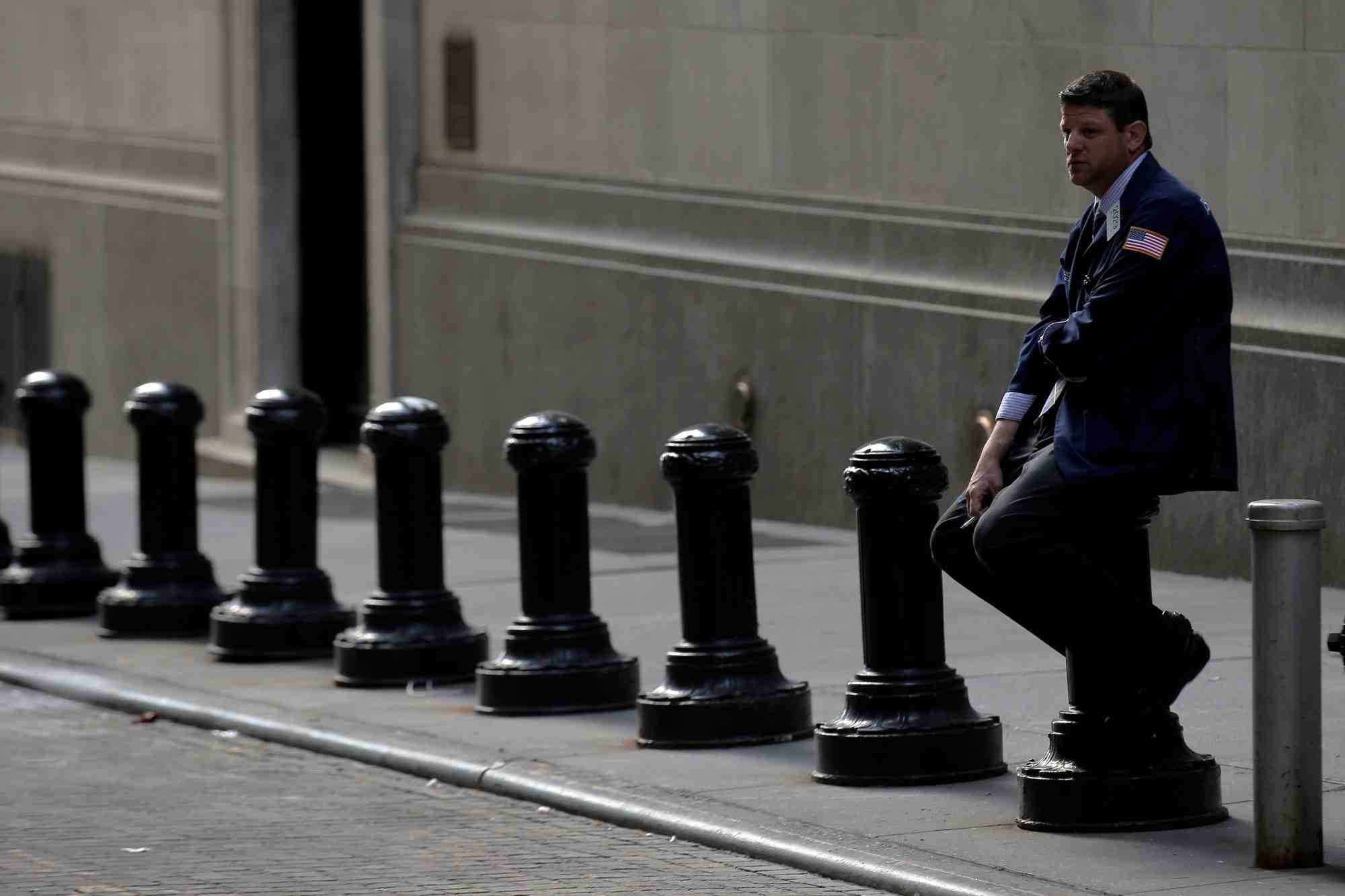 Un trader a l'exterieur de la bourse de new york