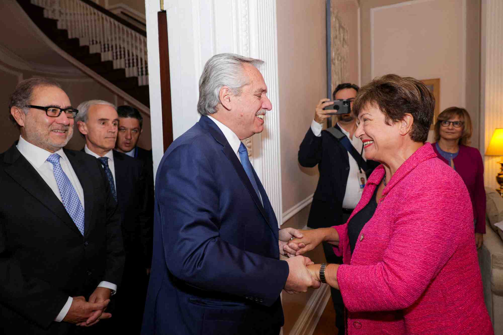 Le president argentin alberto fernandez avec la dg du fmi kristalina georgieva