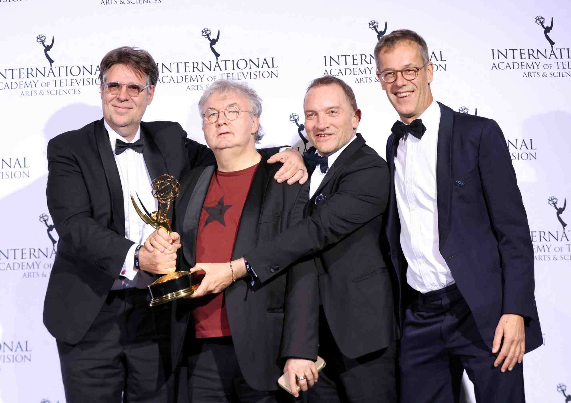 Photo d'archives des producteurs de la serie televisee "dix pour cent" apres avoir remporte un emmy award en 2021 a new york, aux etats-unis