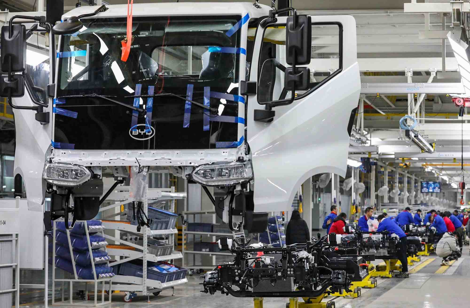 Des ouvriers dans l'usine BYD de Huai'an, une ville du nord de la province du Jiangsu en Chine.