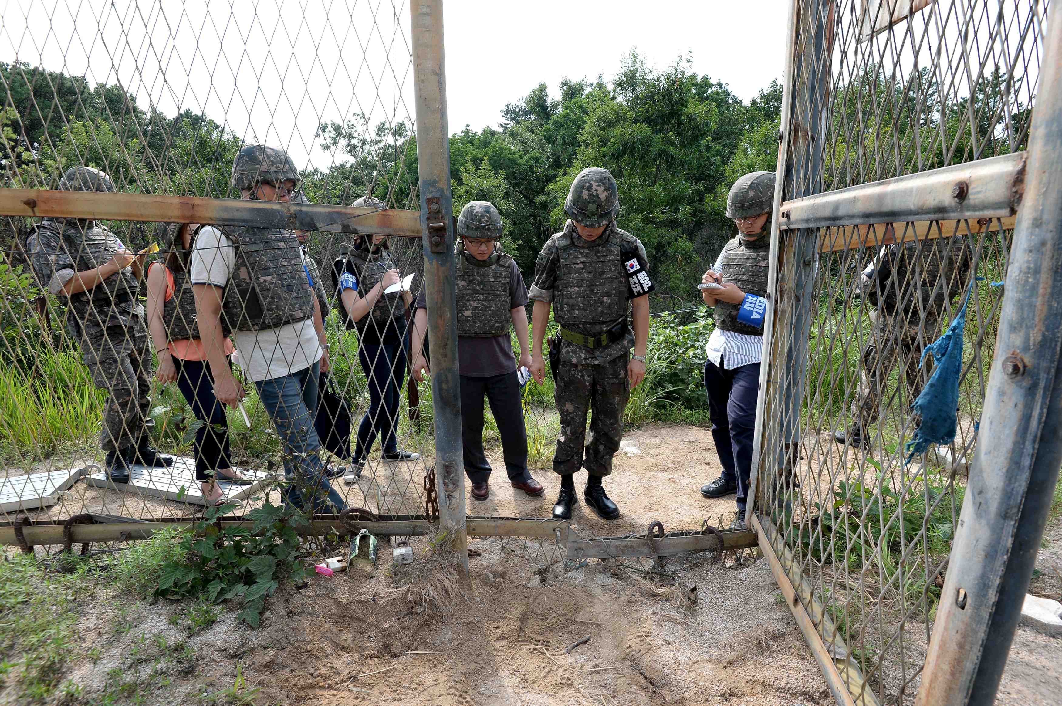 A south korean military official gives a briefing to the media at the scene of a blast inside the demilitarized zone separating the two koreas in paju