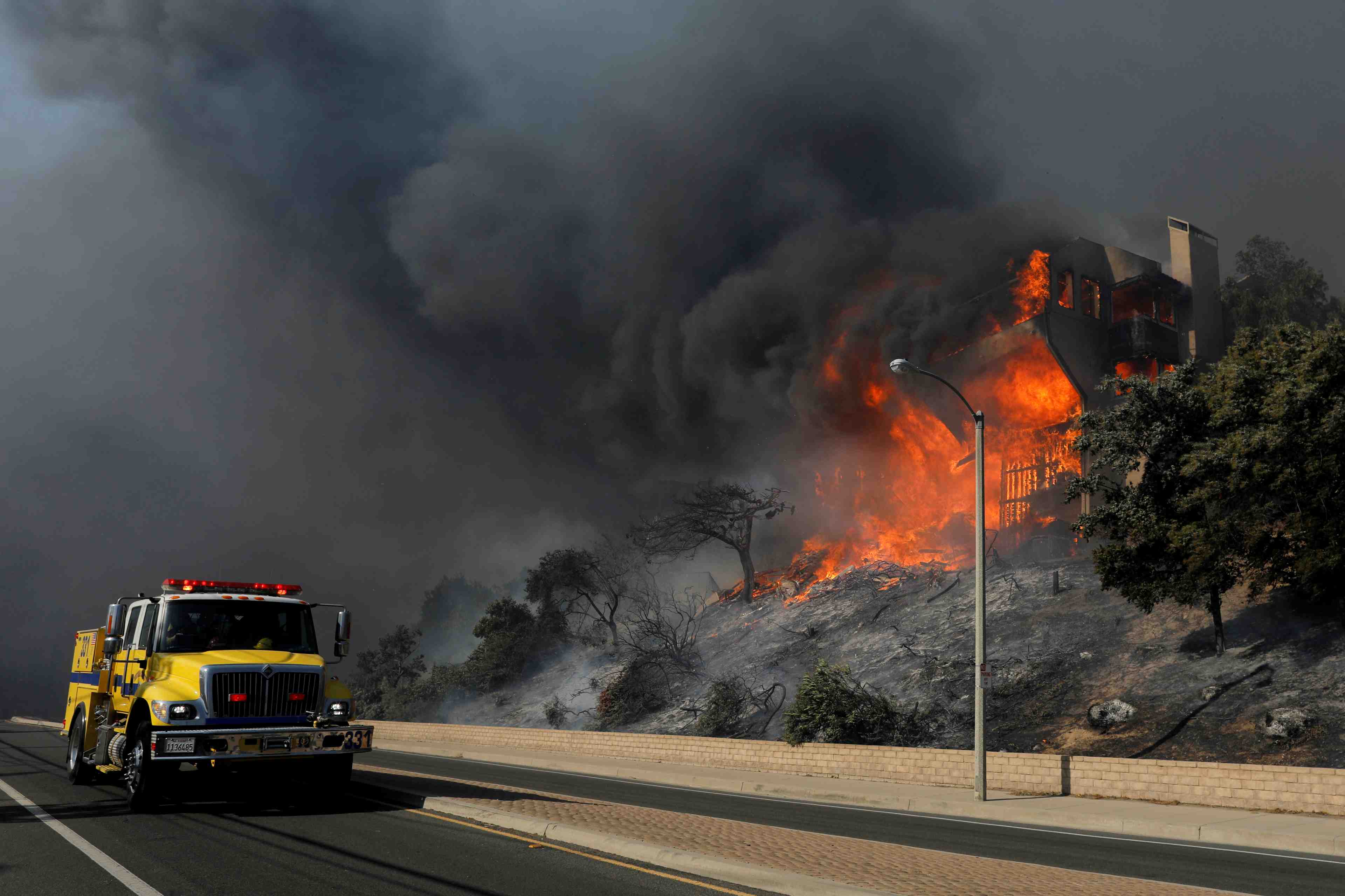 Californie: les pompiers progressent, vents violents attendus