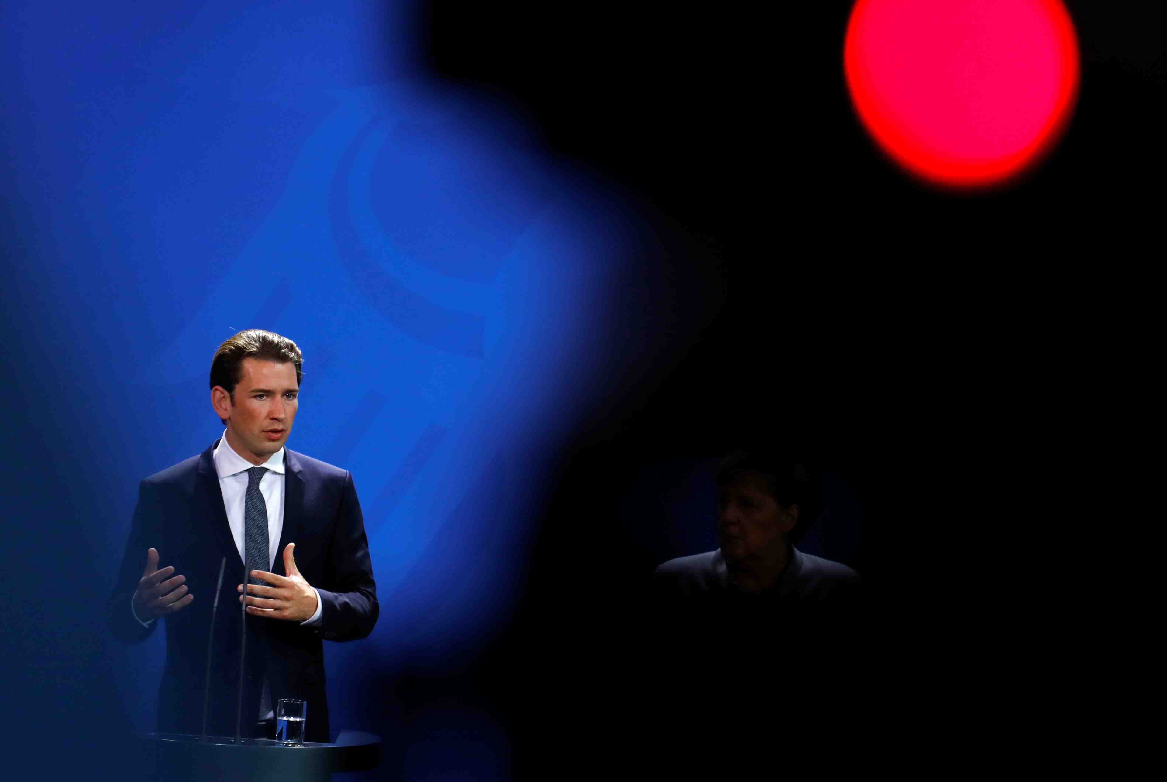 "tout faire pour eviter un hard brexit", dit kurz au cote de macron
