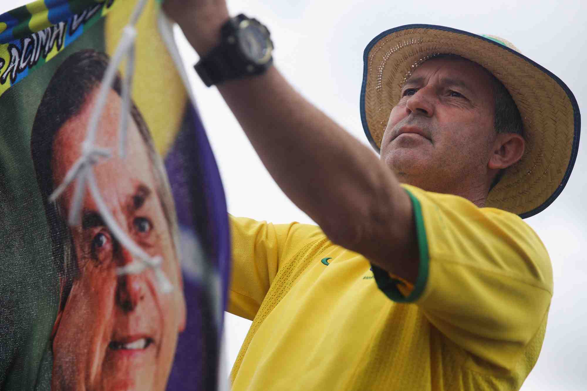 Un partisan du president bresilien jair bolsonaro participe a une manifestation