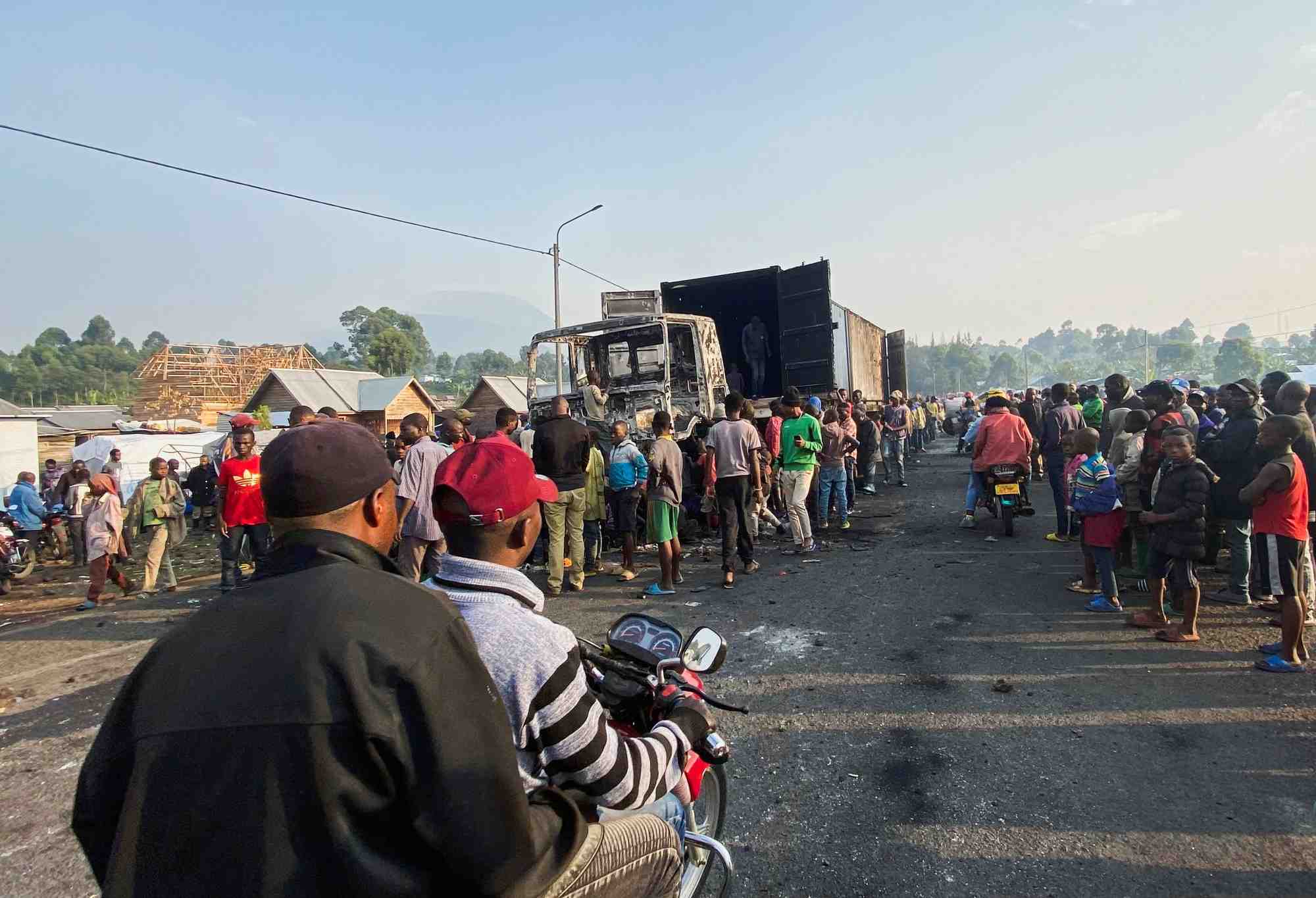 Des civils affrontent des soldats de l'onu pres de goma, en republique democratique du congo
