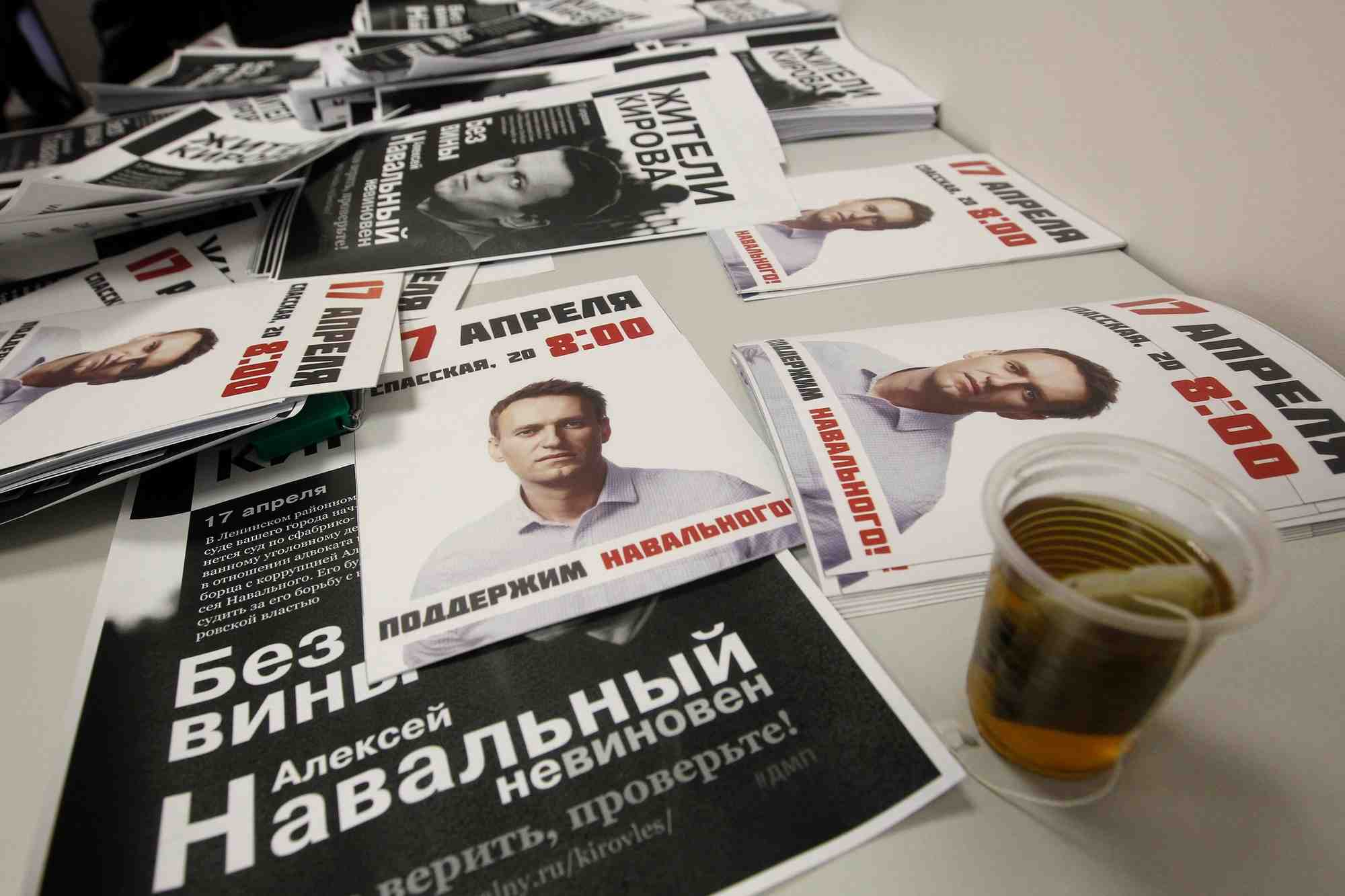 Des tracts sur le leader de l'opposition russe et blogueur anti-corruption alexei navalny