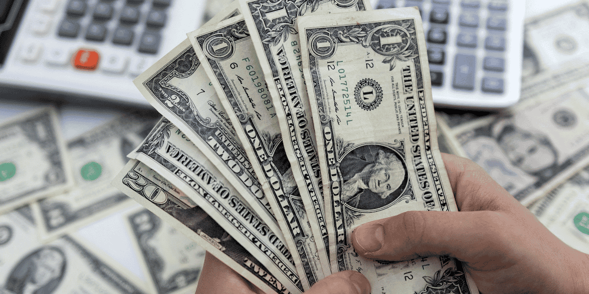 Chaque année dans le monde, environ 2.140 milliards de dollars de bénéfices de multinationales sont taxés à des taux de moins de 15%, selon l'OCDE.