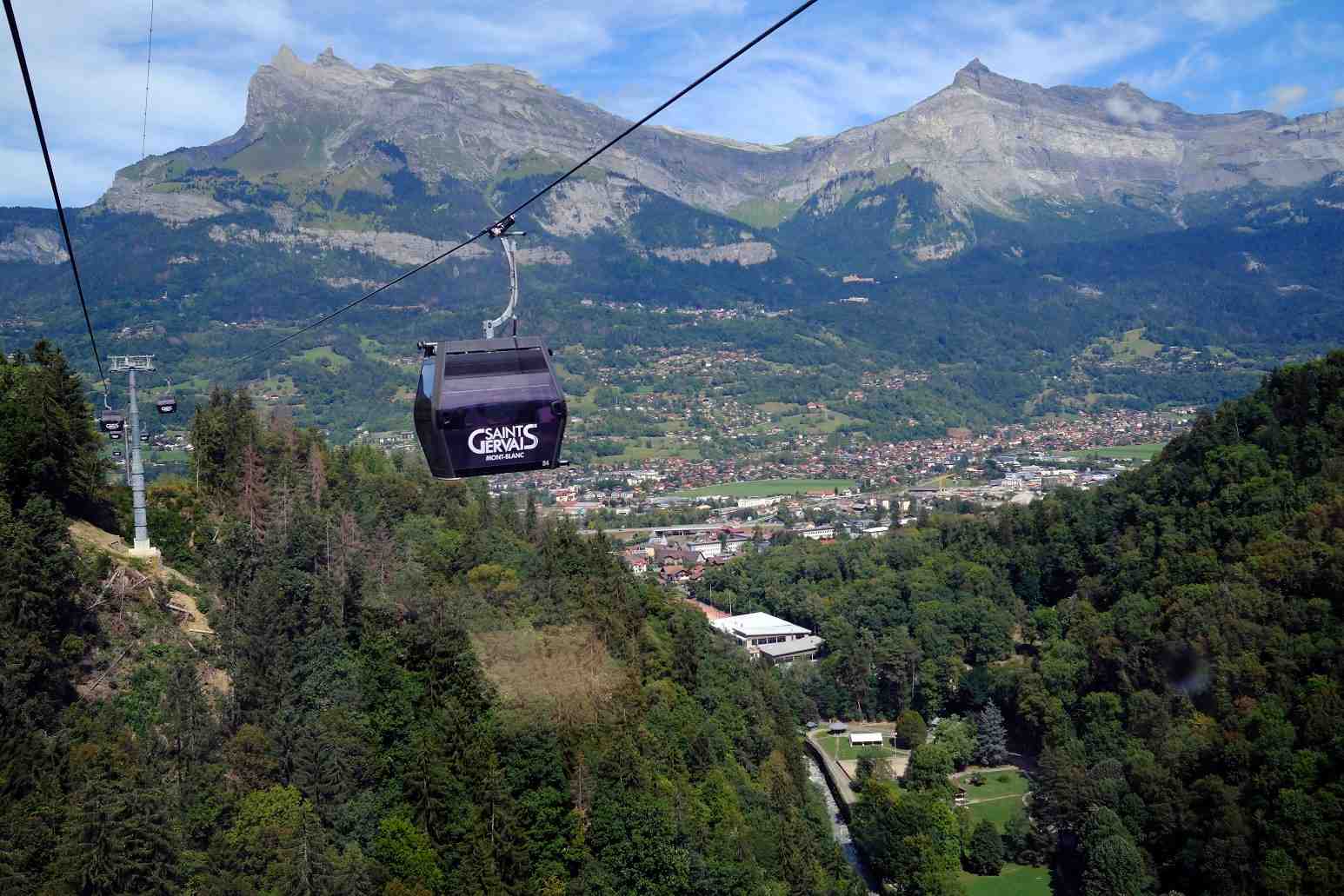 Côté montagne, Poma a livré récemment l'ascenseur valléen de Saint-Gervais-les Bains, qui fonctionne avec un nouveau système permettant de valoriser les eaux usées de la commune.