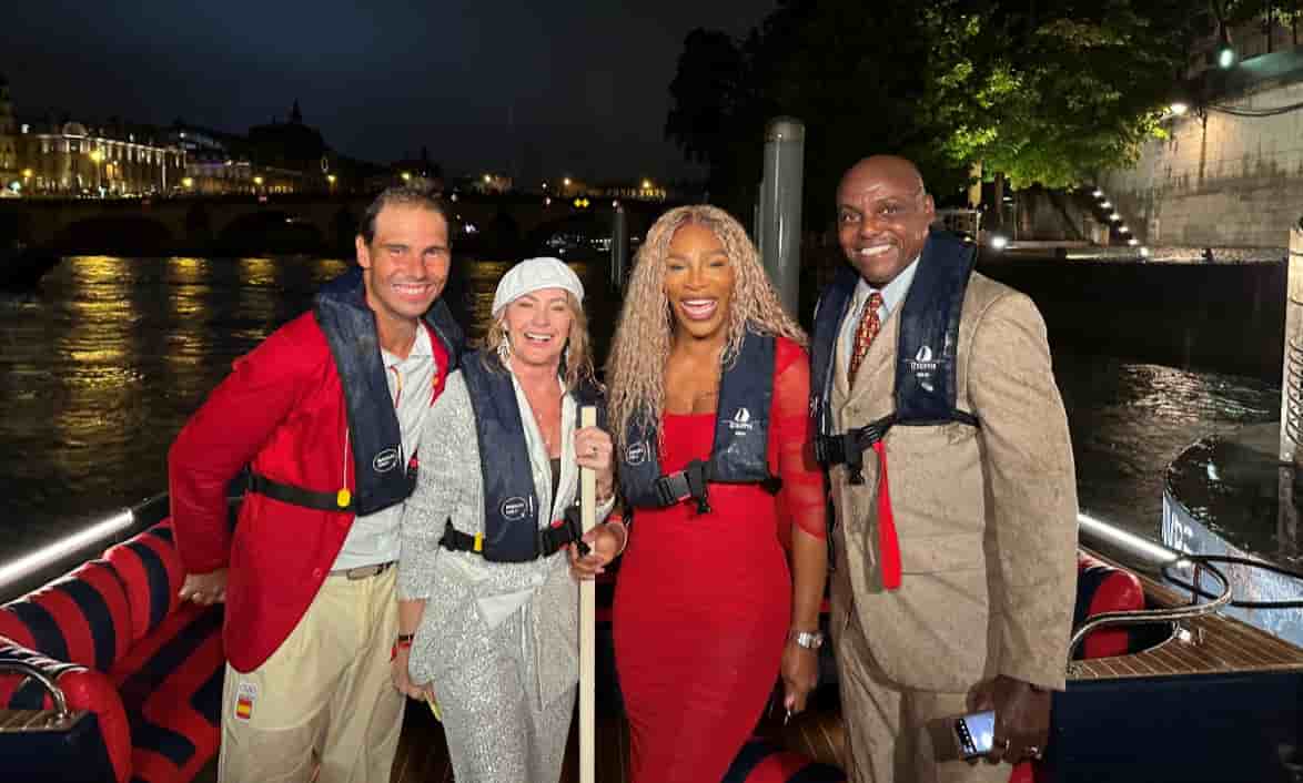 Rafael Nadal, Serena Williams, Carl Lewis et Nadia Comăneci à bord du bateau Made in France FinX "Imagine", pour le transport de la flamme lors de la cérémonie d'ouverture des Jeux Olympiques de Paris 2024.
