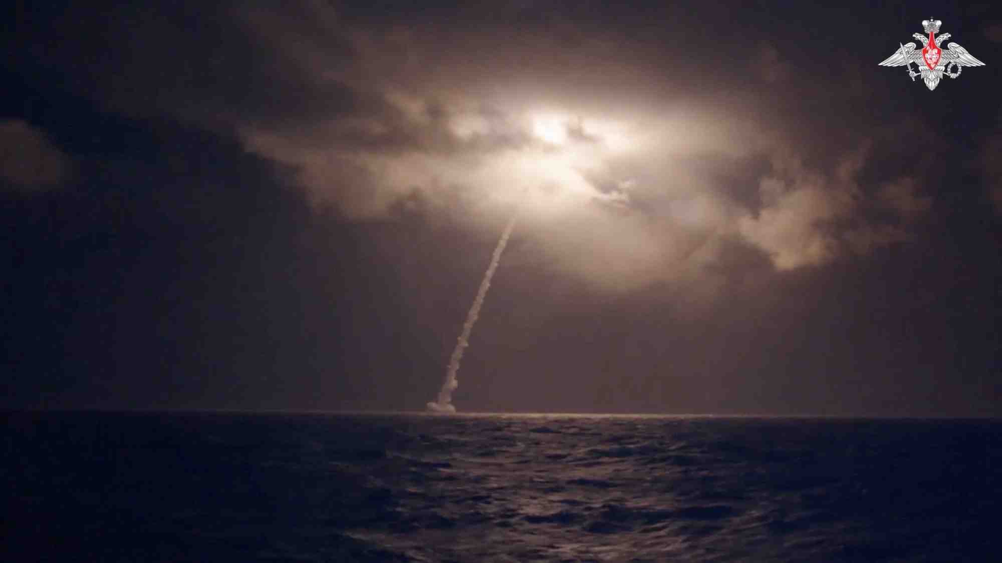 Un missile balistique russe lance depuis un sous-marin lors d'un test dans la mer d'okhotsk